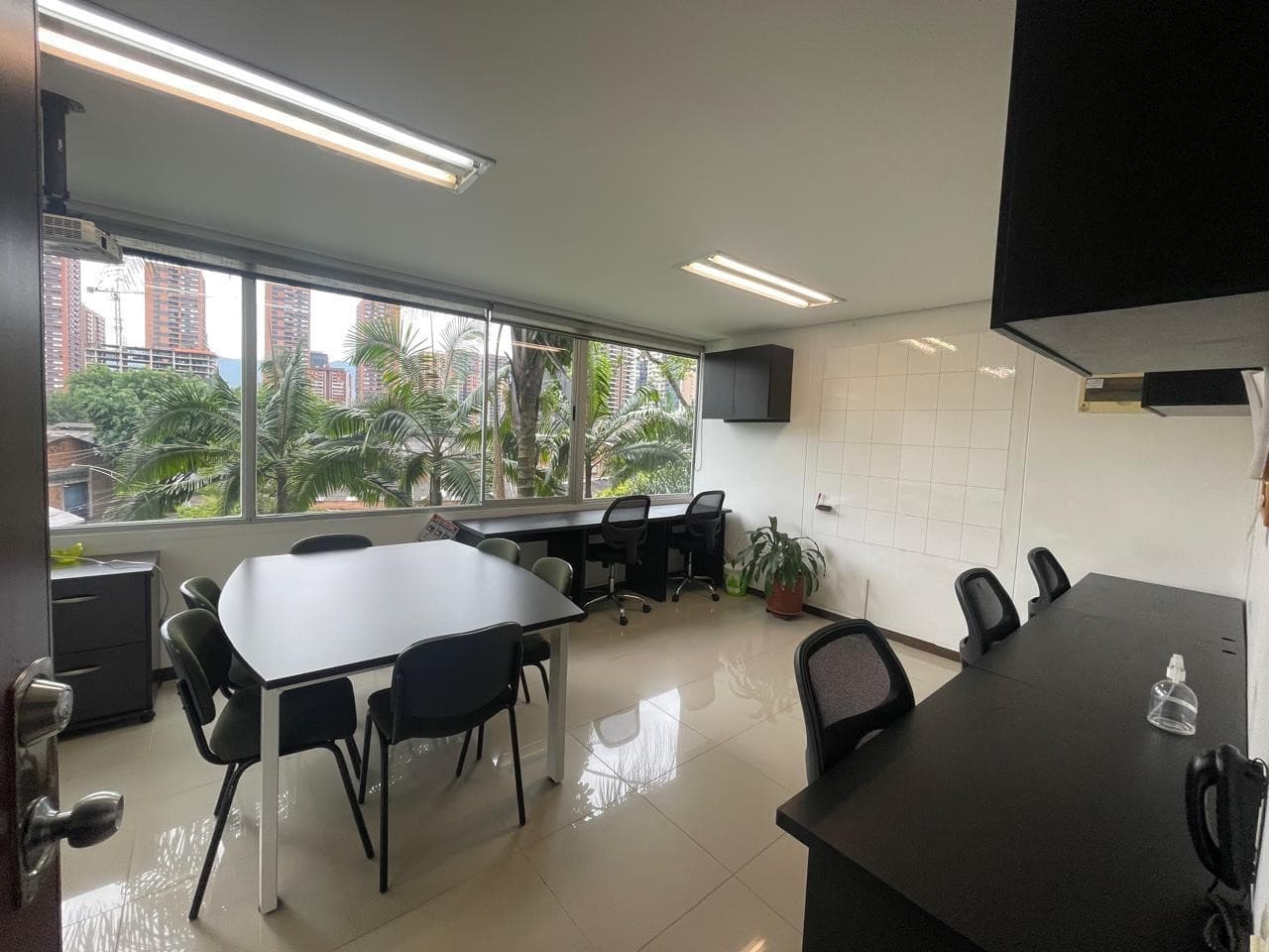 Oficina en arriendo en Castropol, El Poblado, Medellín — foto 4 de 13