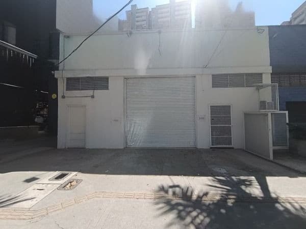 Bodega en arriendo en Los Colores, Laureles, Medellín — foto 1 de 9