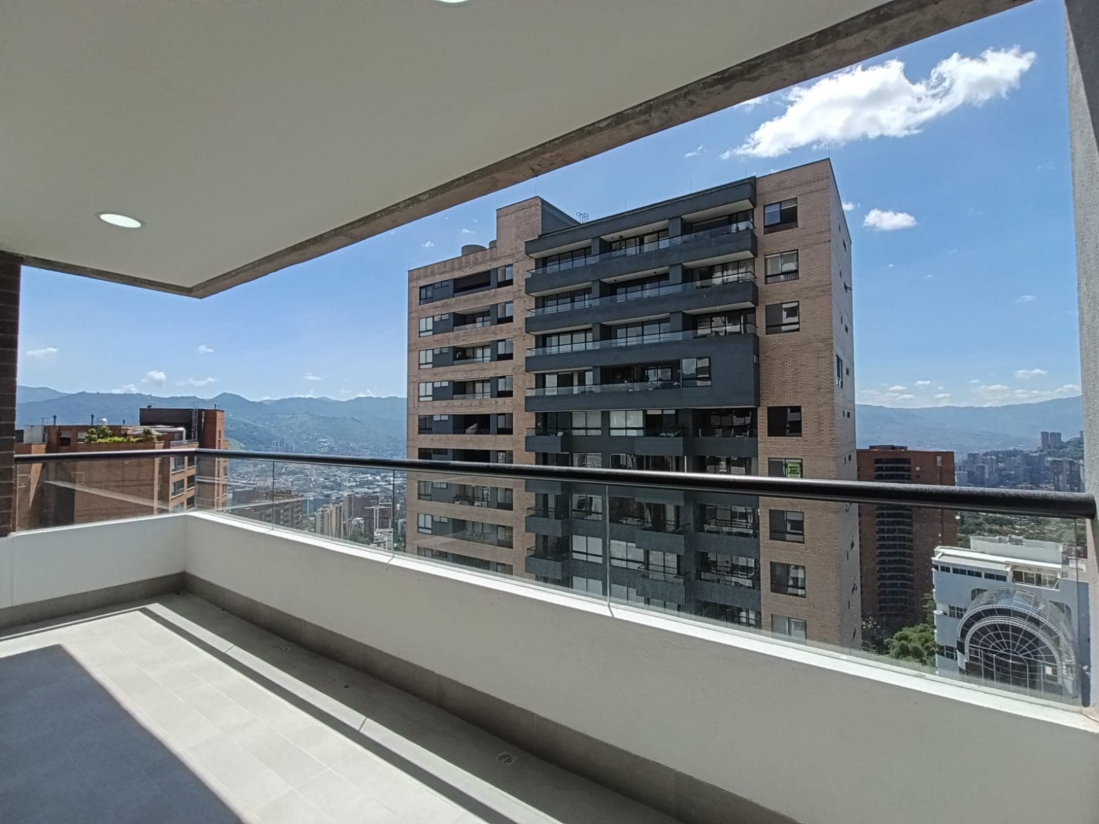 Apartamento en arriendo en Los Balsos, El Poblado, Medellín — foto 2 de 13