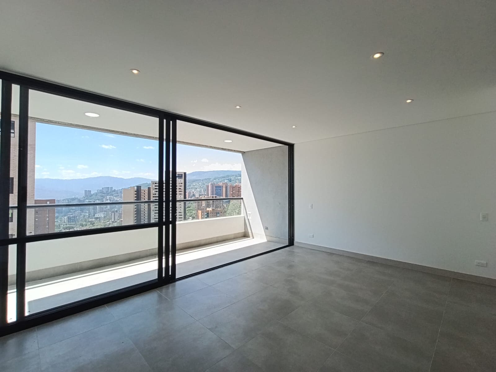 Apartamento en arriendo en Los Balsos, El Poblado, Medellín — foto 4 de 13