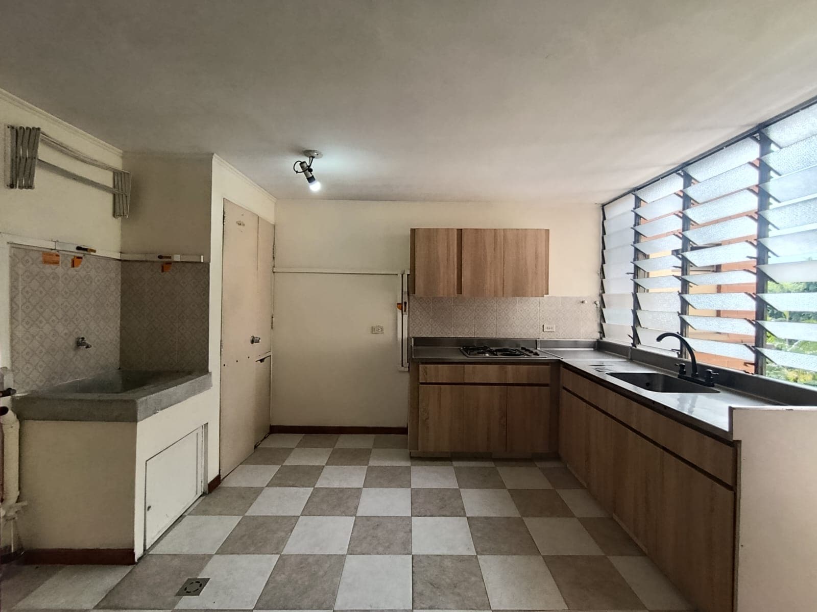 Apartaestudio en arriendo en Conquistadores, Laureles, Medellín — foto 2 de 15