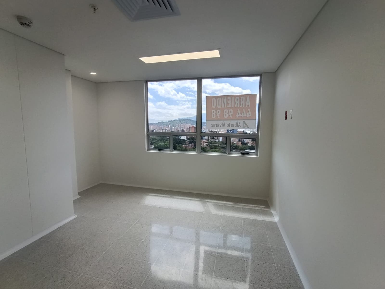 Consultorio en arriendo en Los Pinos, La America, Medellín — foto 1 de 15