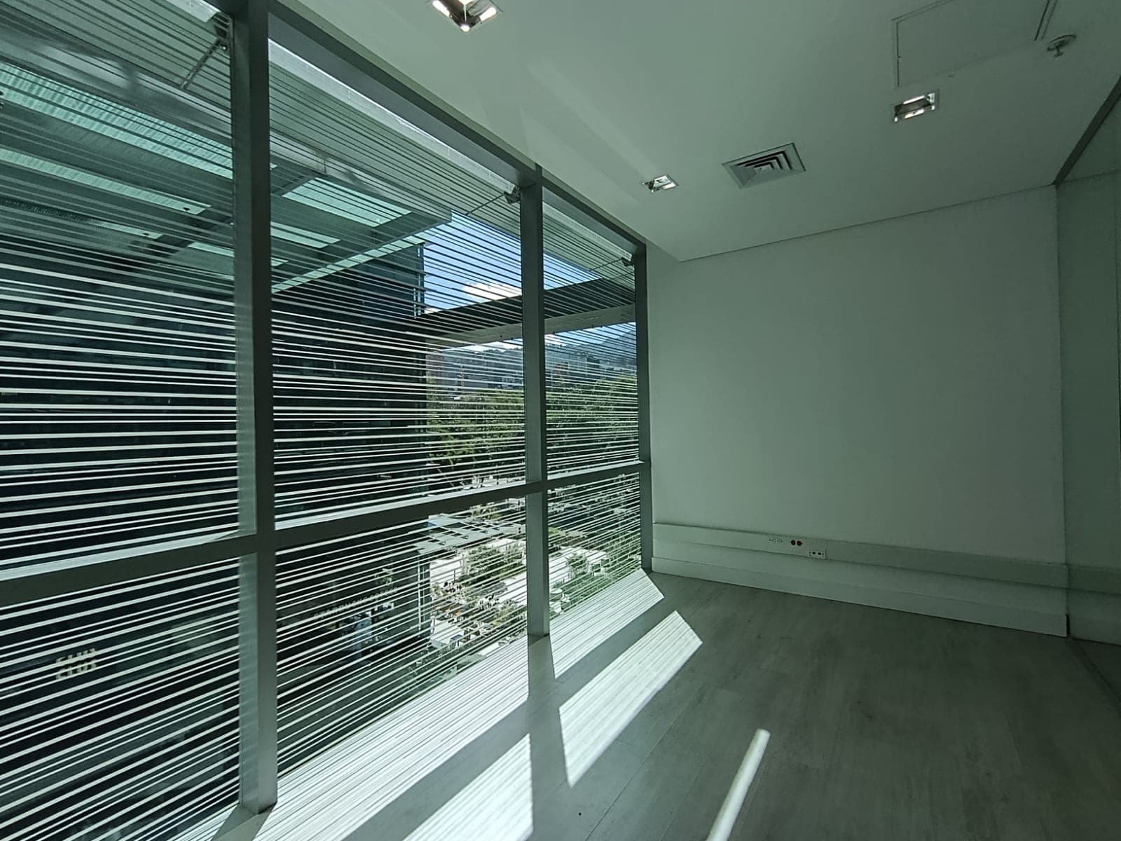 Oficina en arriendo en Milla De Oro, El Poblado, Medellín — foto 4 de 8