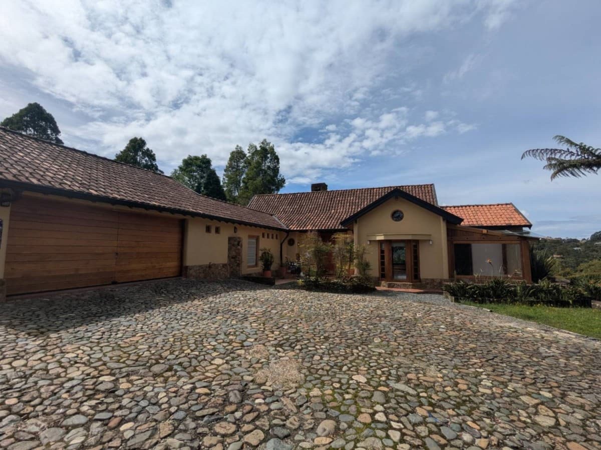Casa Campestre en arriendo en Alto De Palmas, Envigado — foto 1 de 19