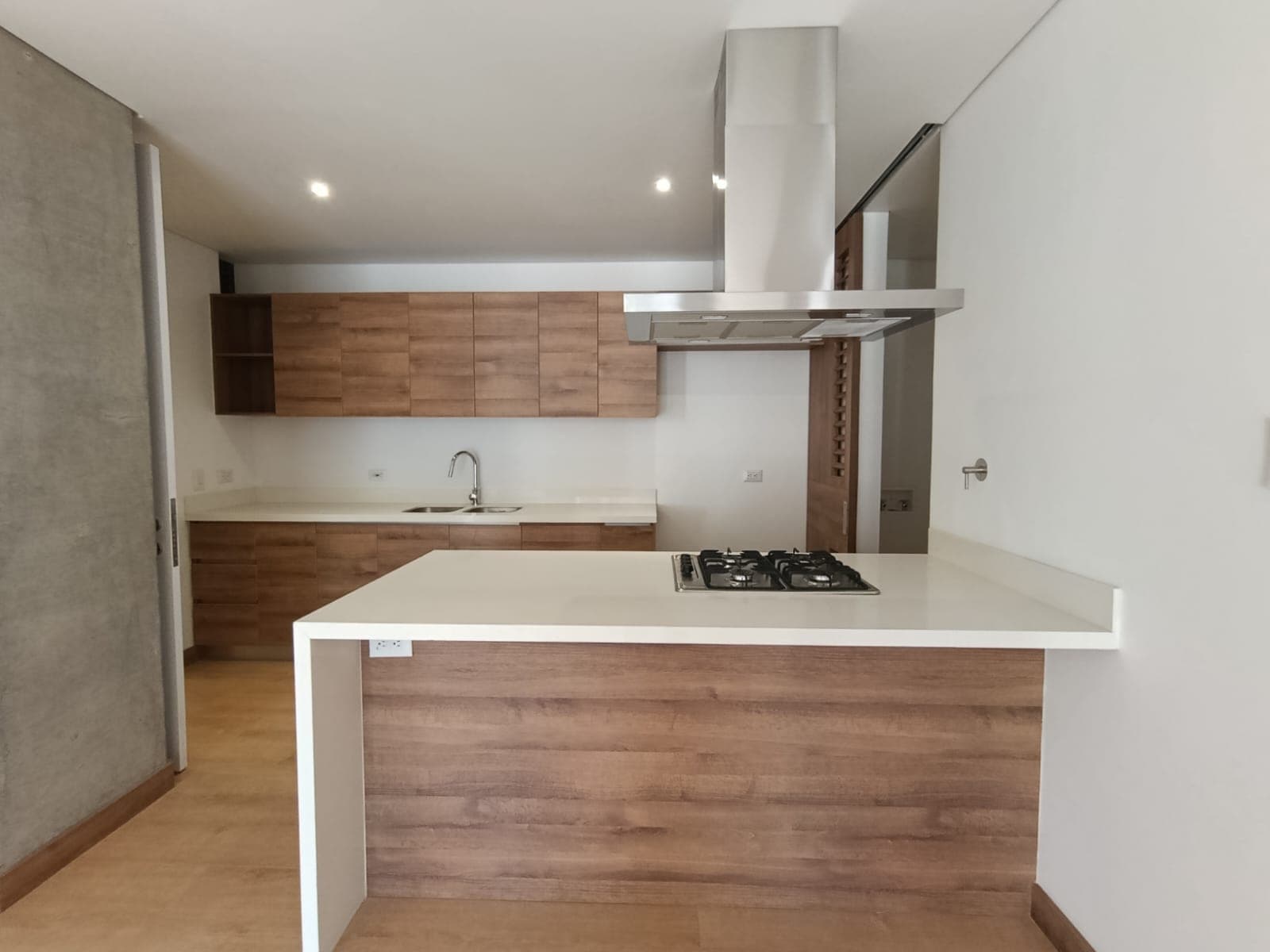Apartamento en arriendo en Ciudad Del Rio, El Poblado, Medellín — foto 1 de 15