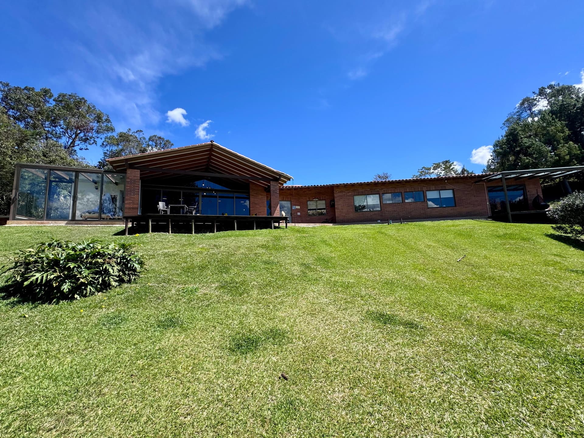 Casa Campestre en arriendo en Loma Del Escobero, Envigado — foto 1 de 20