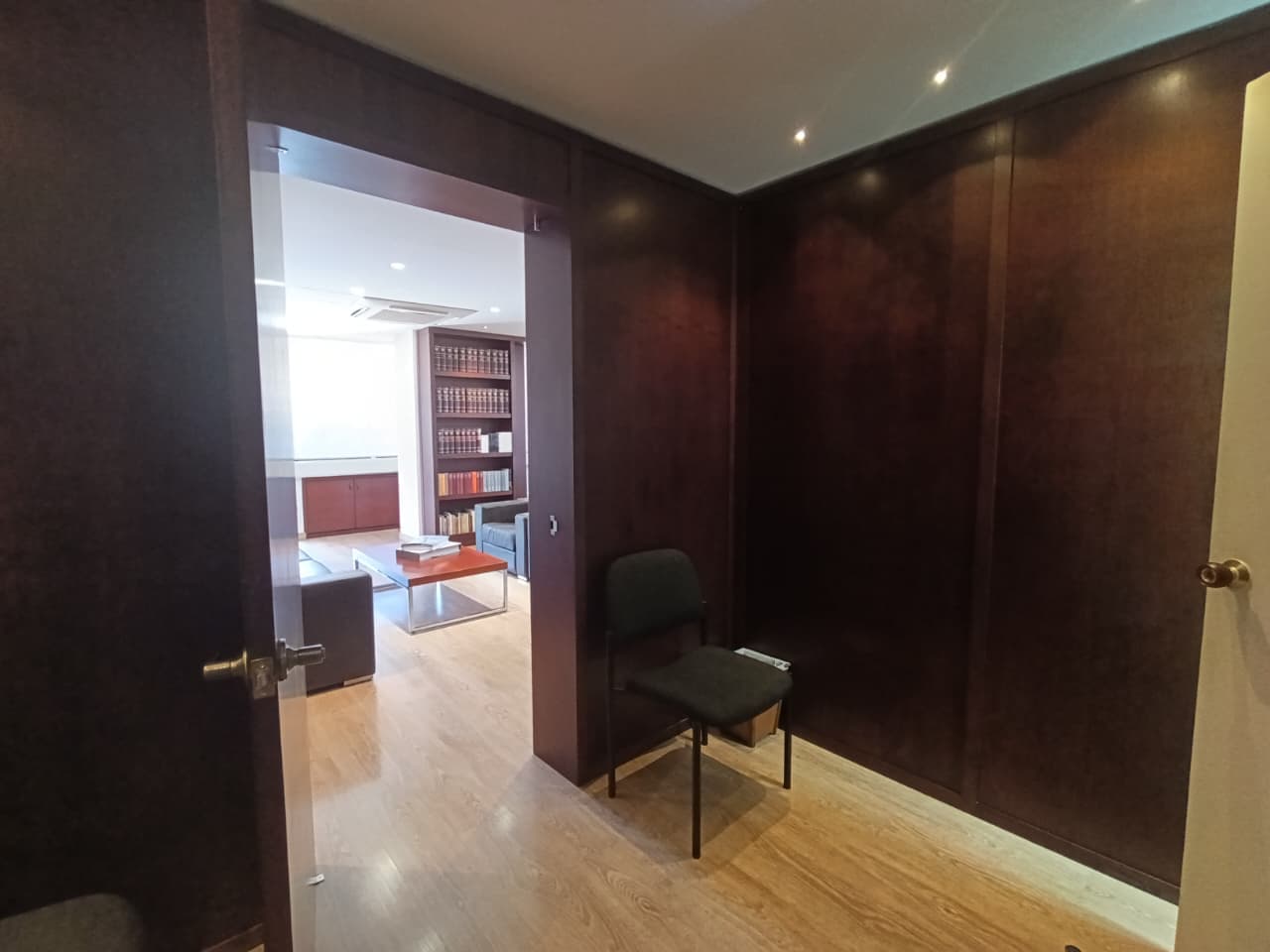 Oficina en arriendo en Castropol, El Poblado, Medellín — foto 3 de 13