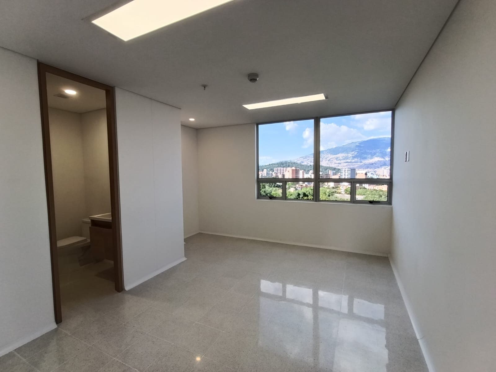 Consultorio en arriendo en Los Pinos, La America, Medellín — foto 1 de 15
