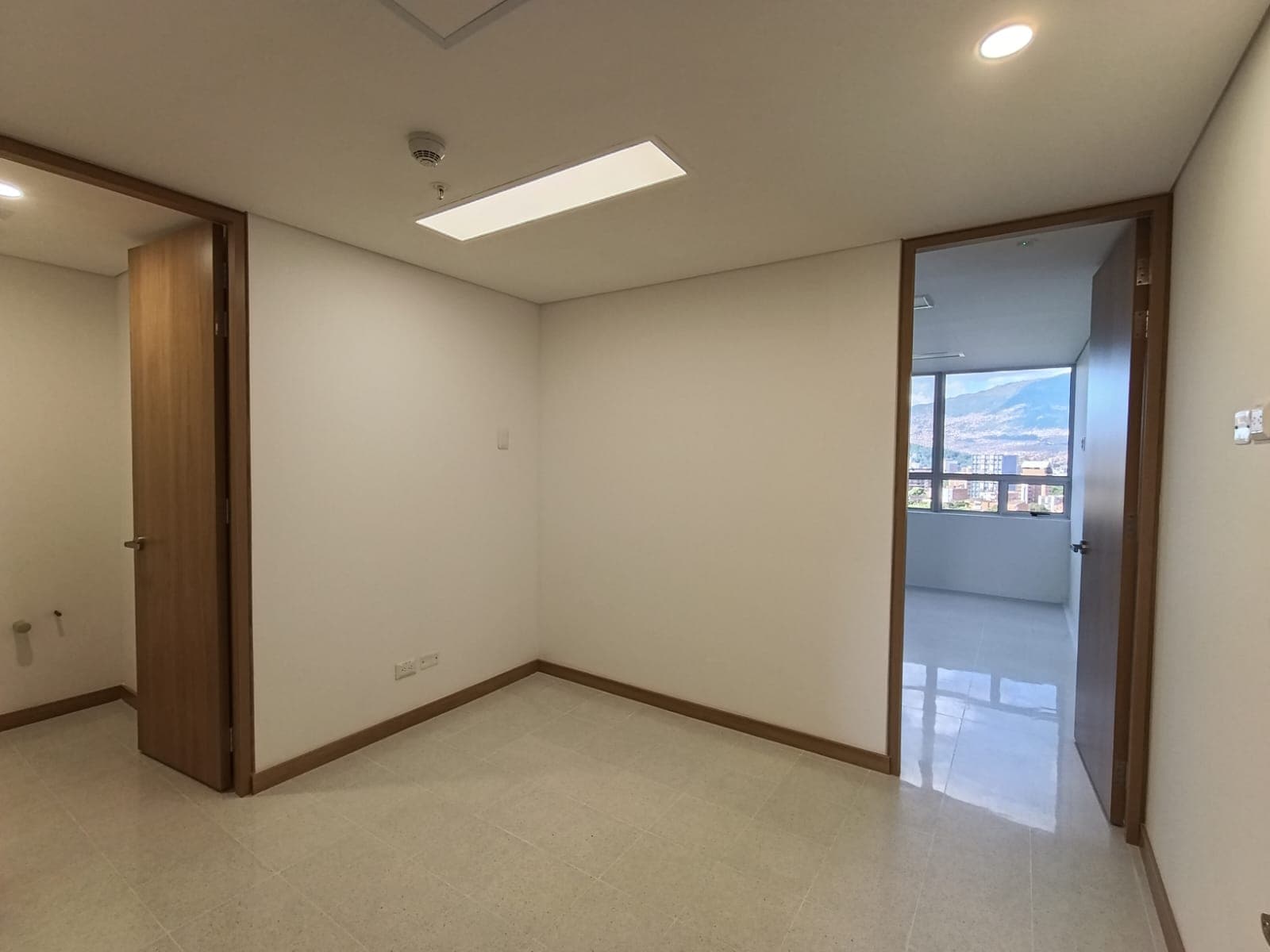 Consultorio en arriendo en Los Pinos, La America, Medellín — foto 2 de 15