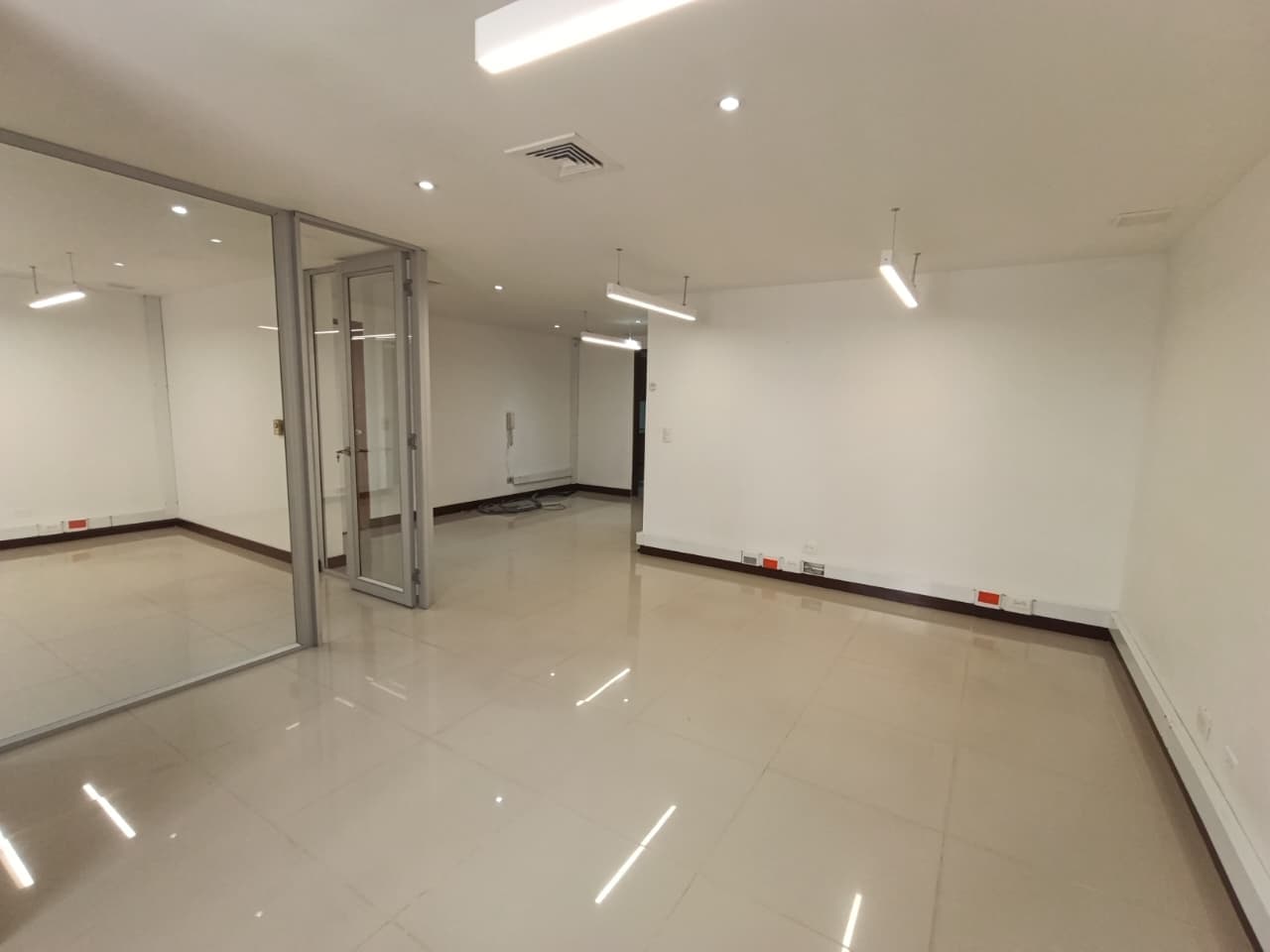 Oficina en arriendo en Milla De Oro, El Poblado, Medellín — foto 1 de 12