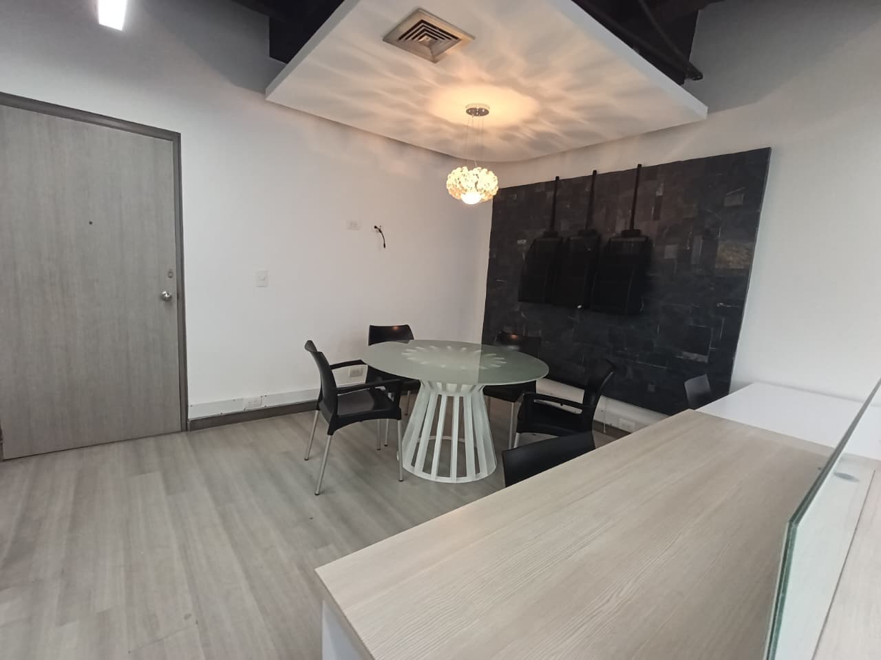 Oficina en arriendo en Milla De Oro, El Poblado, Medellín — foto 3 de 9