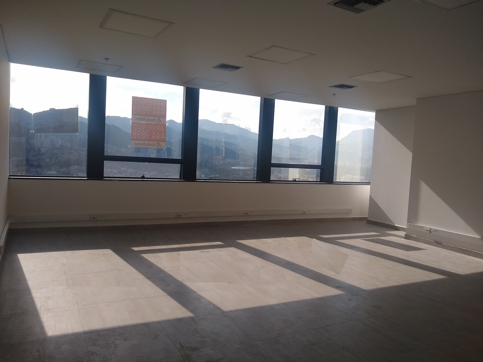 Oficina en arriendo en Aguacatala, El Poblado, Medellín — foto 1 de 13
