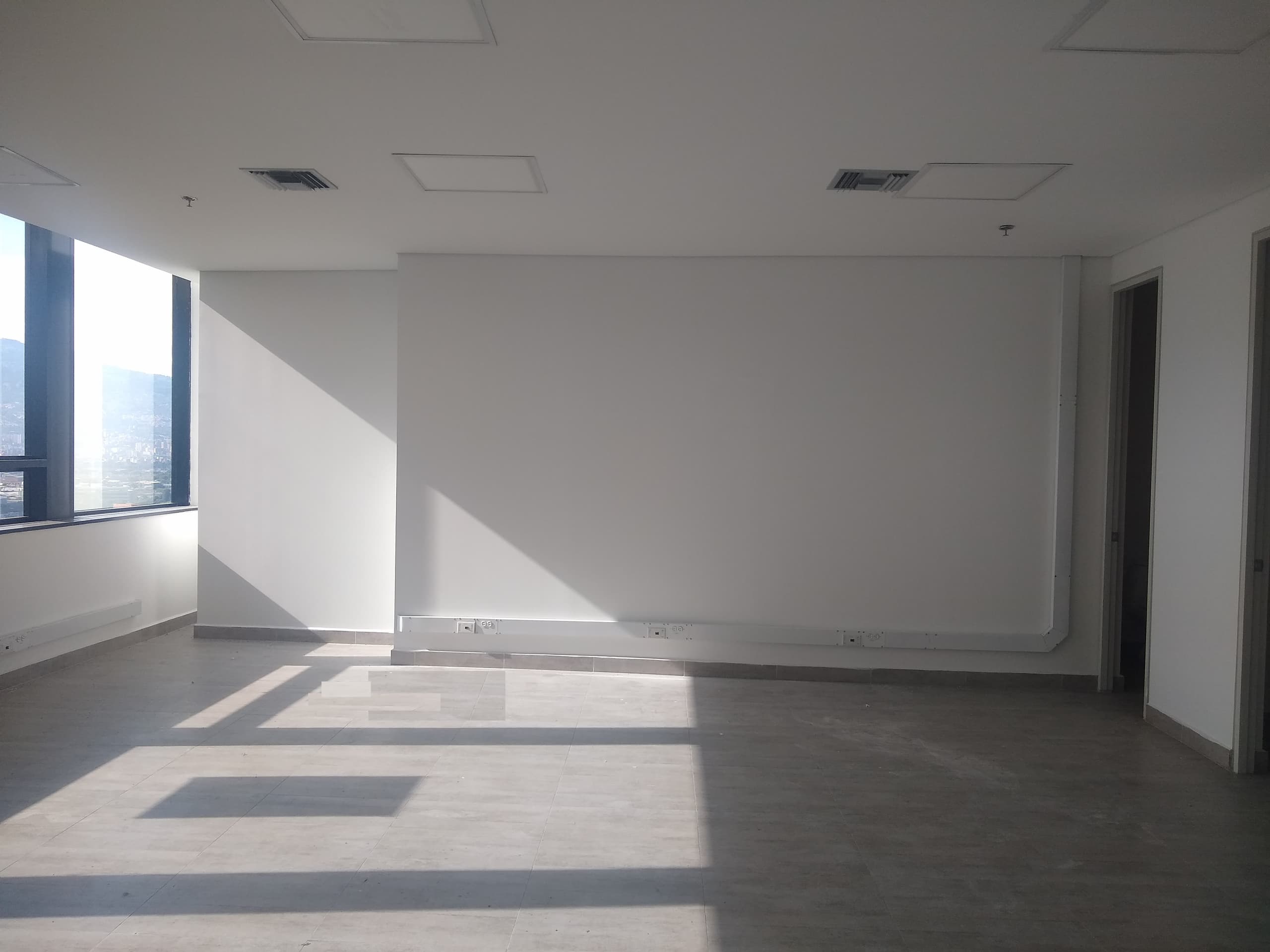 Oficina en arriendo en Aguacatala, El Poblado, Medellín — foto 3 de 13