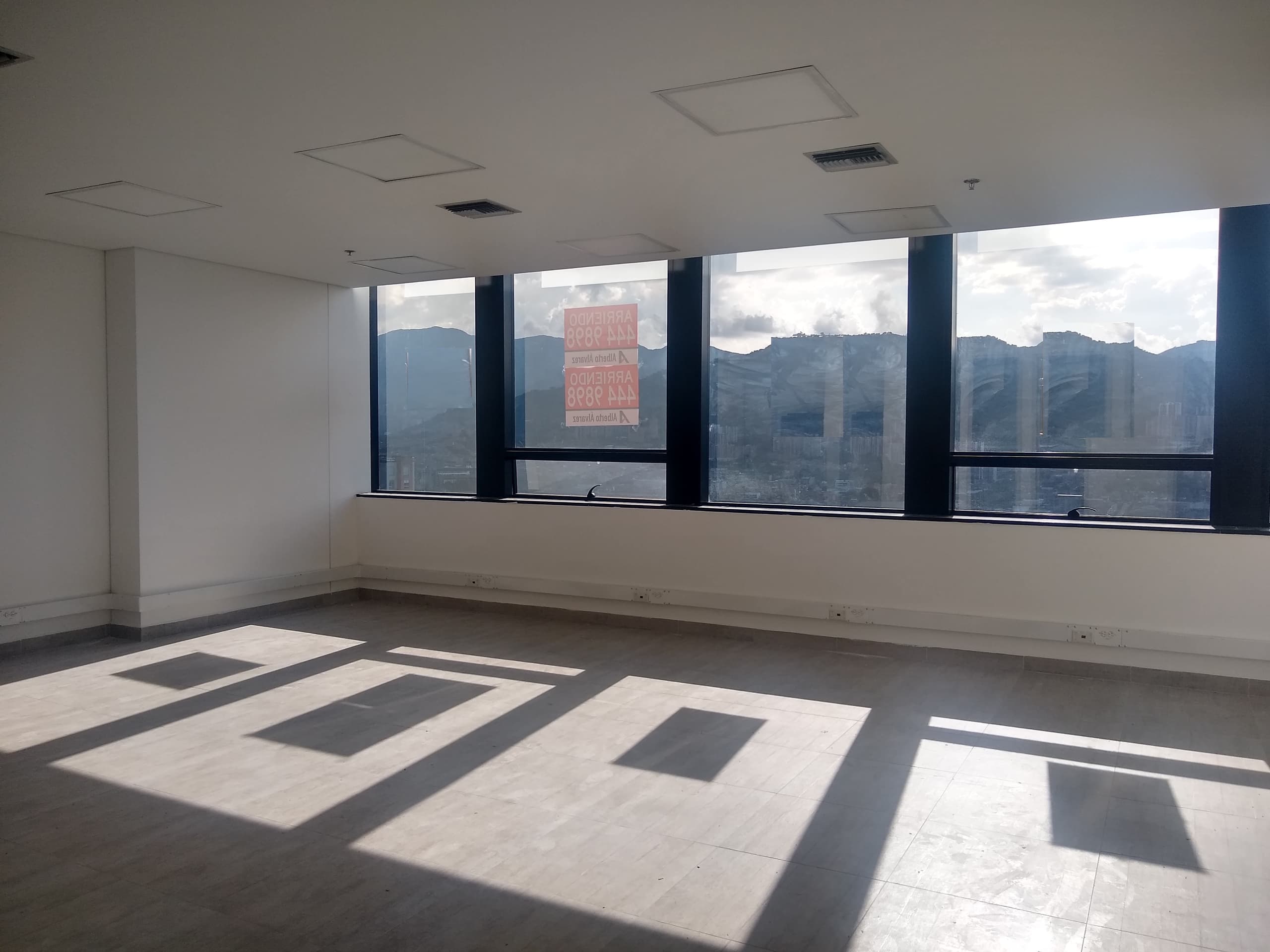 Oficina en arriendo en Aguacatala, El Poblado, Medellín — foto 5 de 13