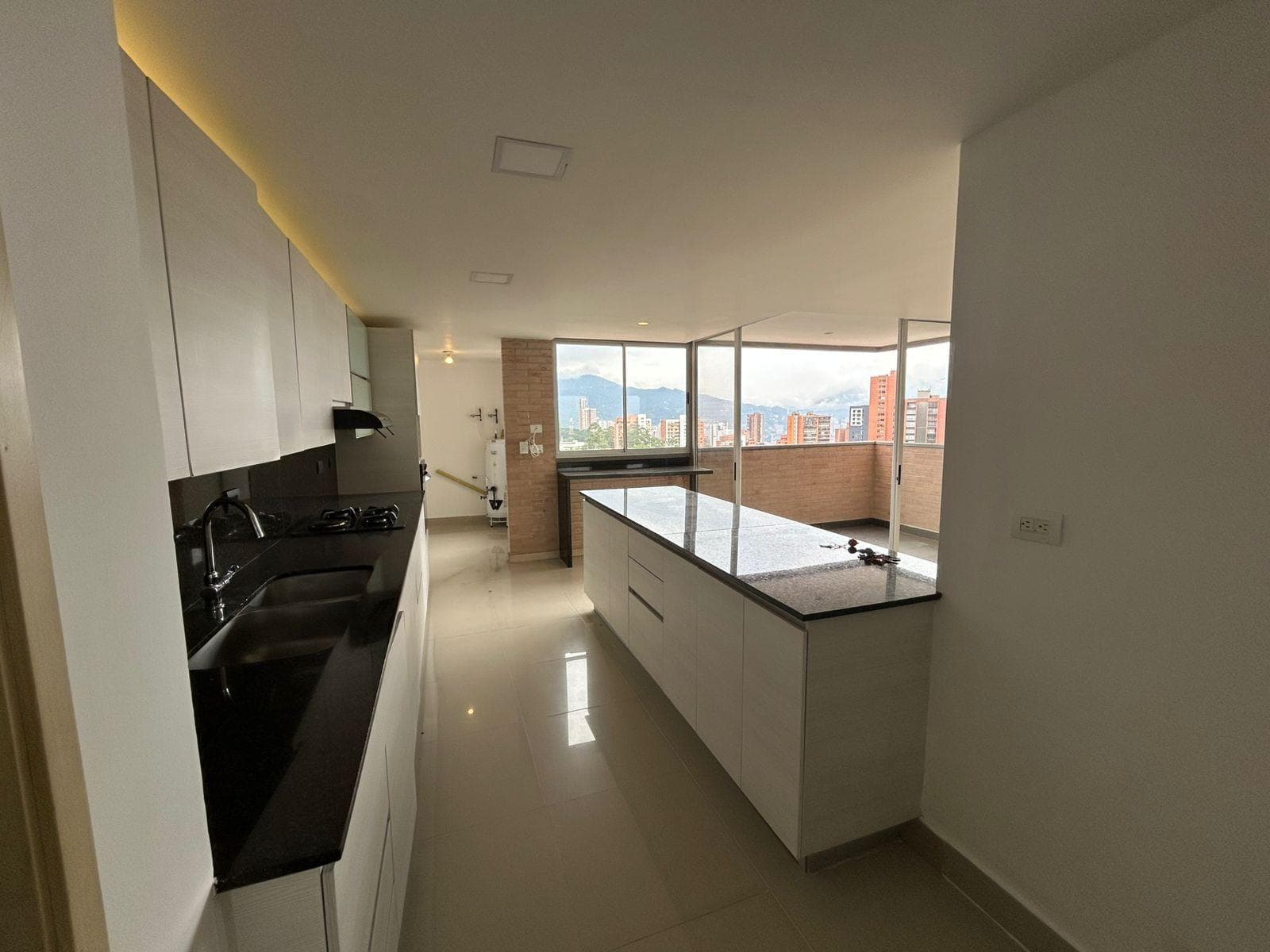 Apartamento en arriendo en El Tesoro, El Poblado, Medellín — foto 1 de 13