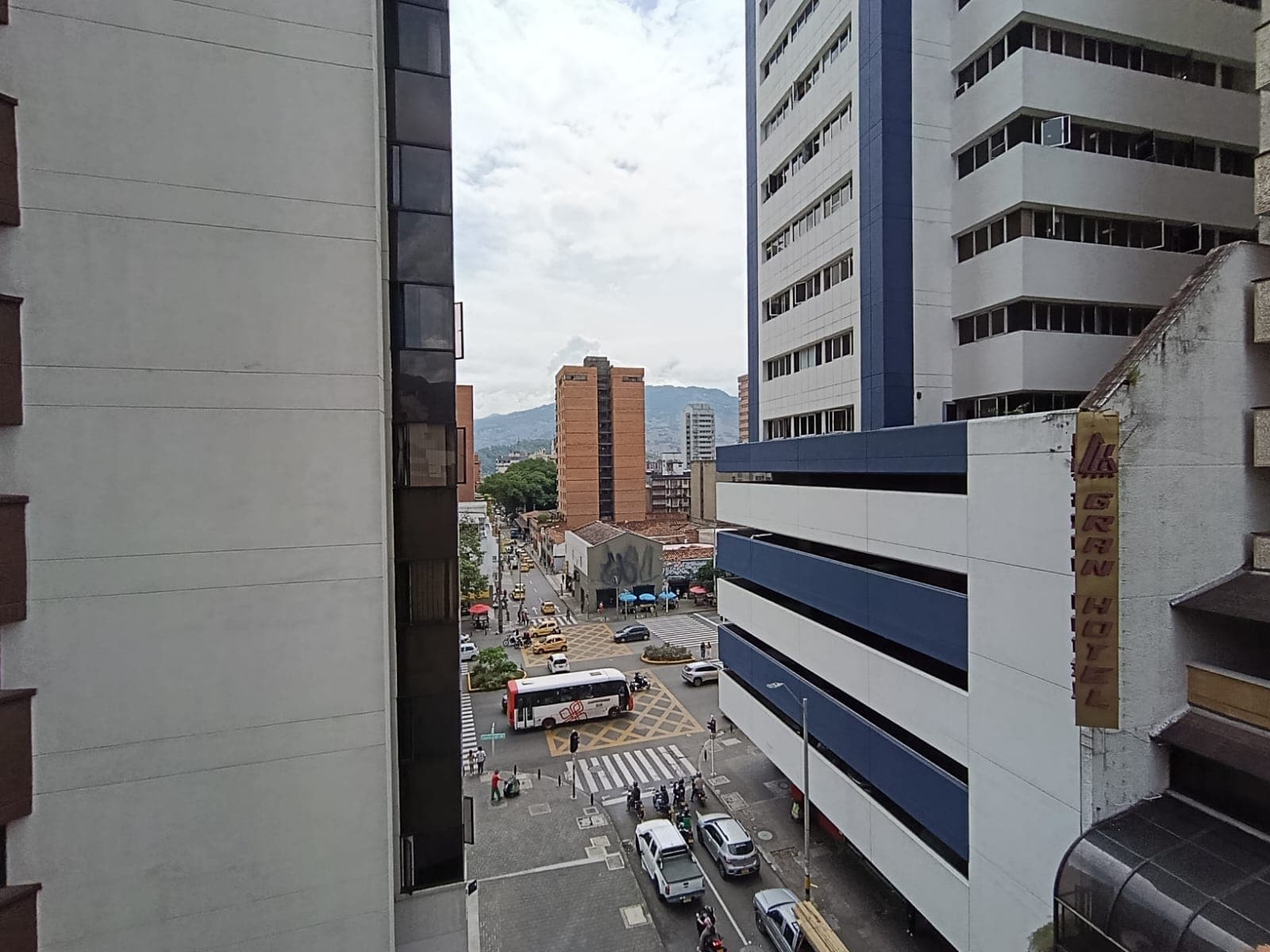 Local en arriendo en La Candelaria, Centro, Medellín — foto 1 de 19