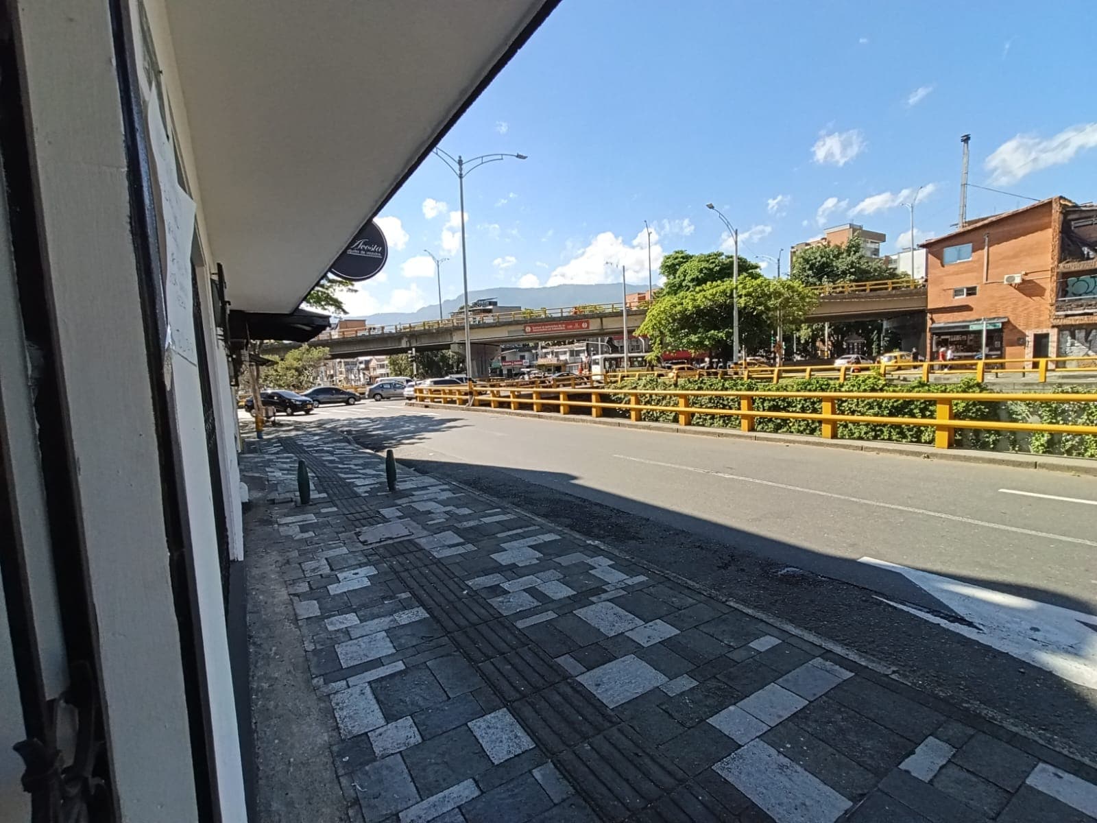 Casa Comercial en arriendo en Laureles, Medellín — foto 2 de 10