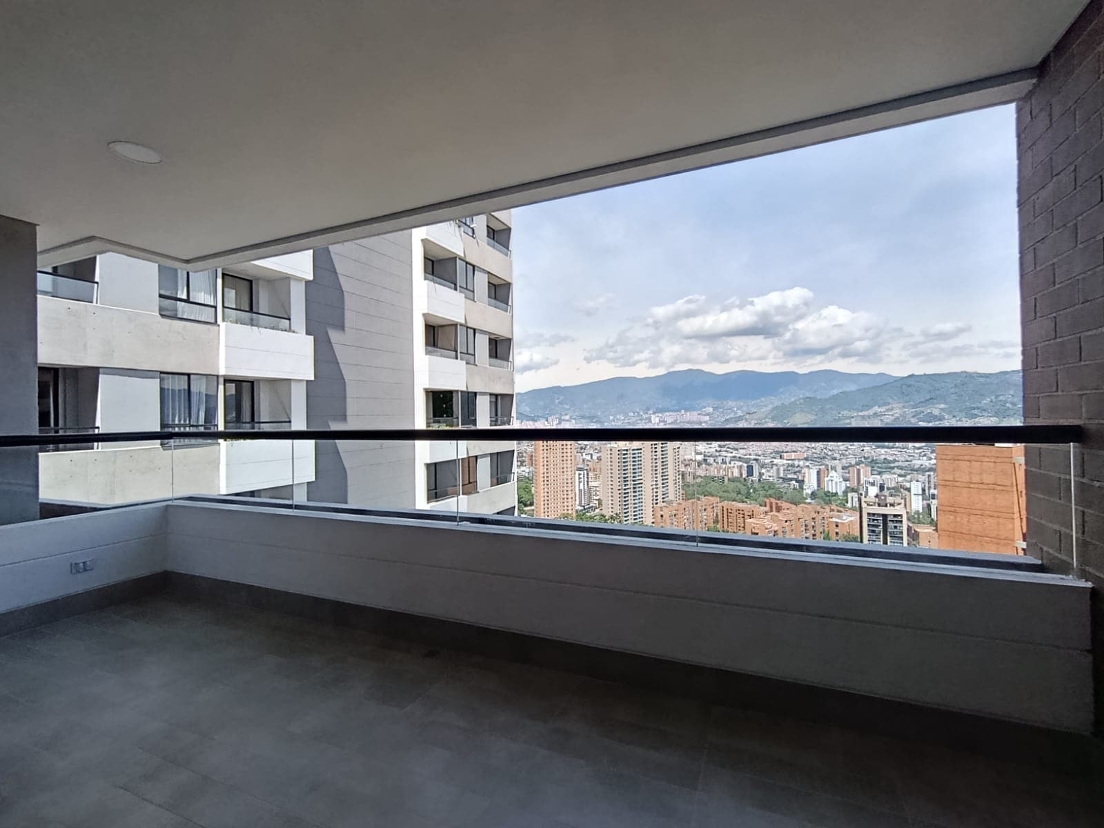 Apartaestudio en arriendo en Los Balsos, El Poblado, Medellín — foto 3 de 12