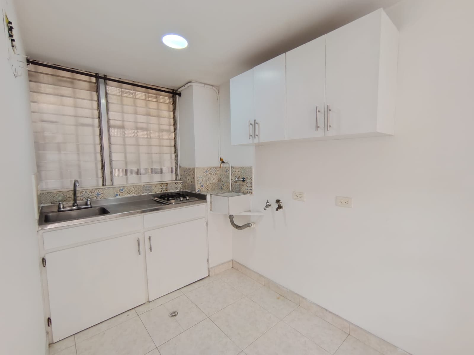 Apartaestudio en arriendo en El Nogal Los Almendros, Belen, Medellín — foto 1 de 11