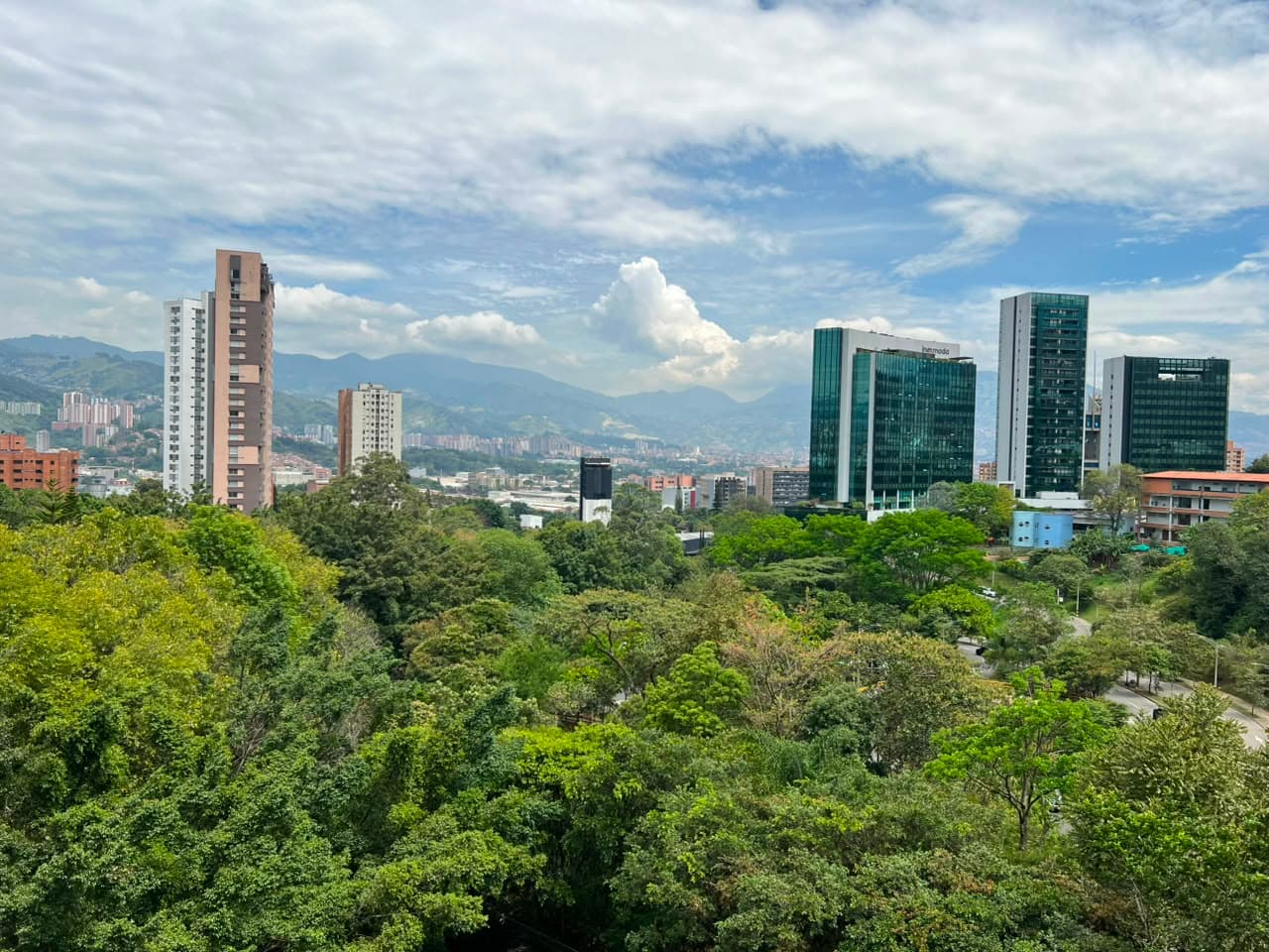 Apartamento en arriendo en Los Balsos, El Poblado, Medellín — foto 1 de 19