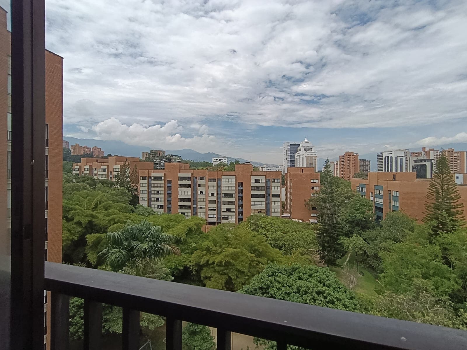 Apartamento en arriendo en Los Balsos, El Poblado, Medellín — foto 2 de 19