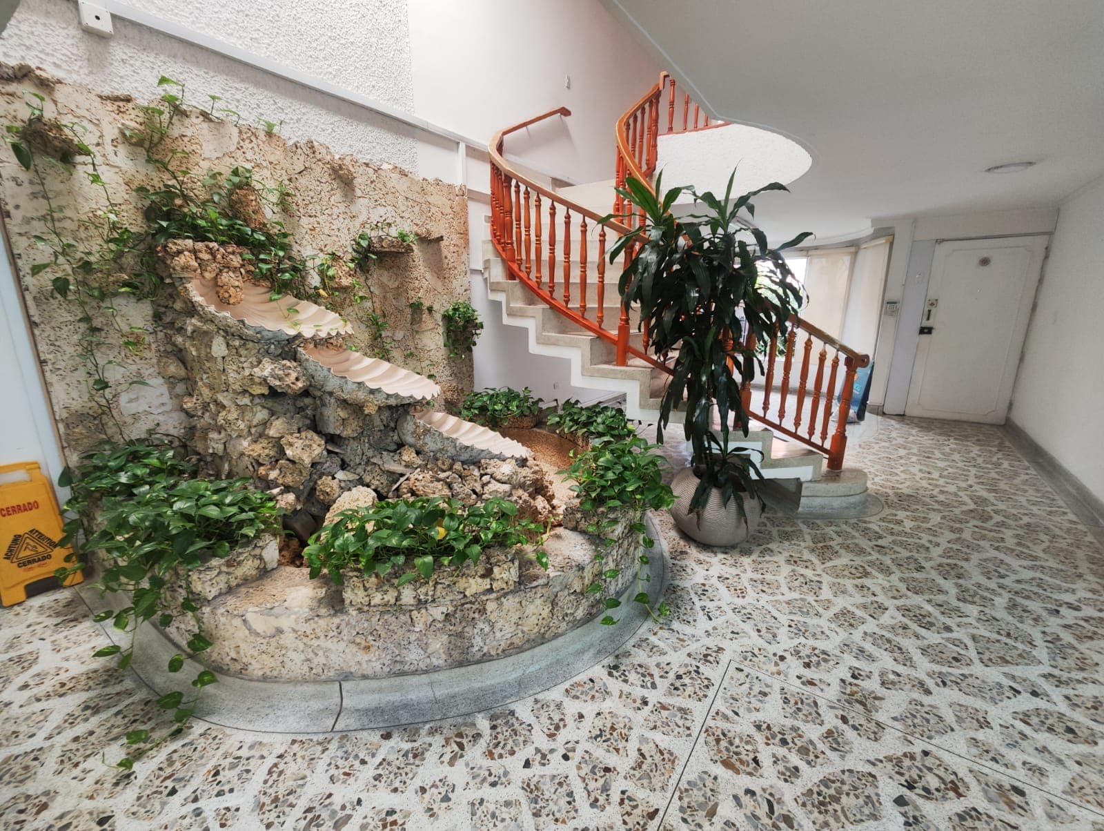 Casa Comercial en arriendo en El Nogal Los Almendros, Belen, Medellín — foto 1 de 19