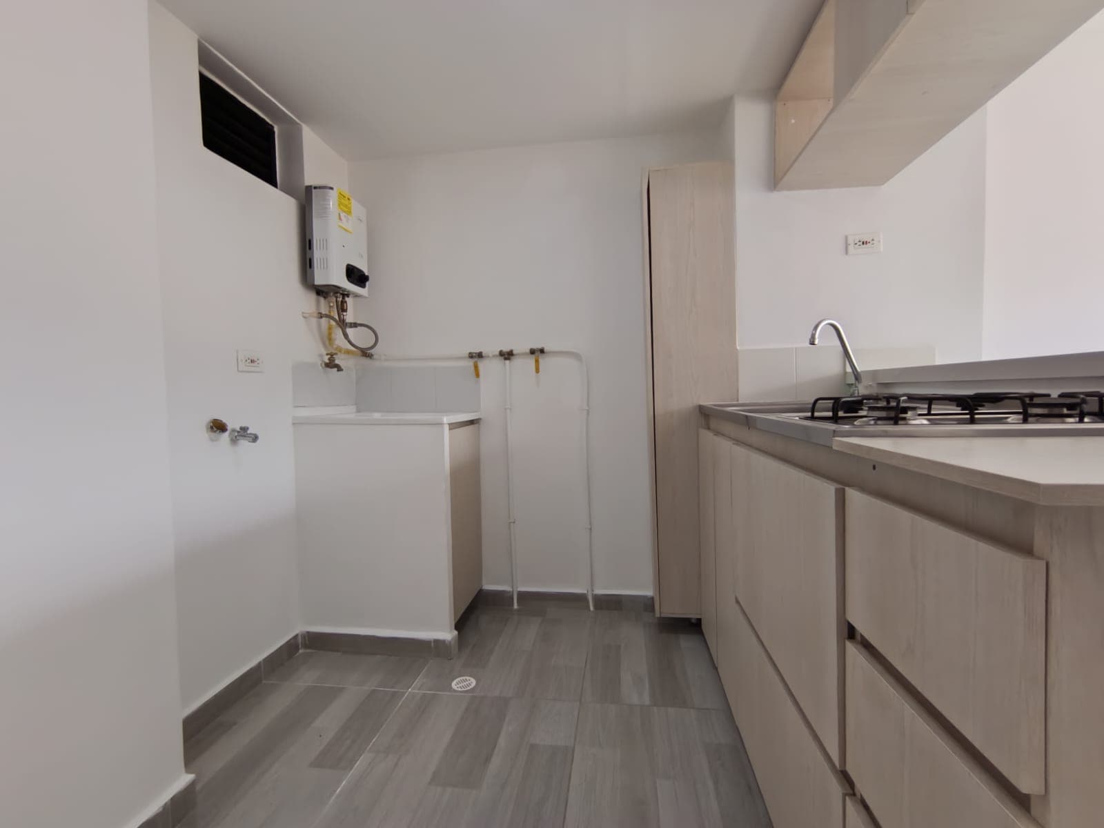 Apartamento en arriendo en Barrio Cristóbal, La America, Medellín — foto 1 de 10