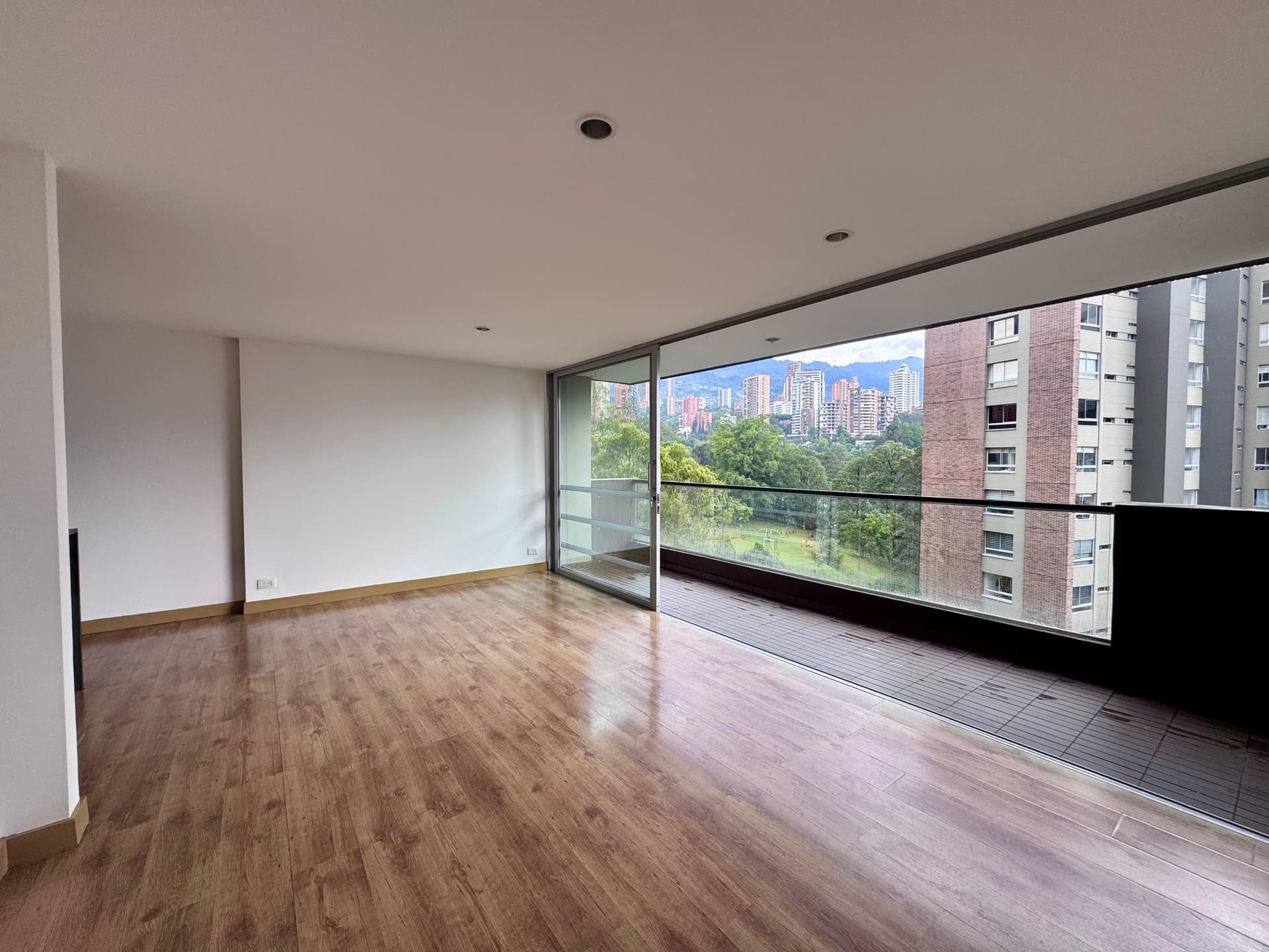 Apartamento en arriendo en Los Balsos, El Poblado, Medellín — foto 1 de 20
