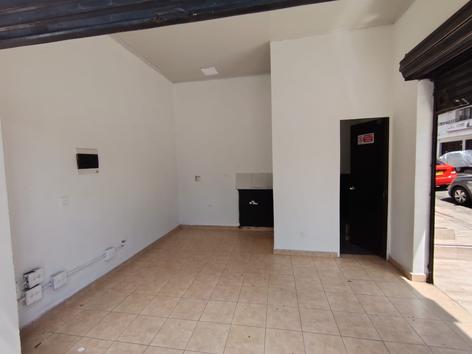 Local en arriendo en La Castellana, Laureles, Medellín — foto 3 de 9