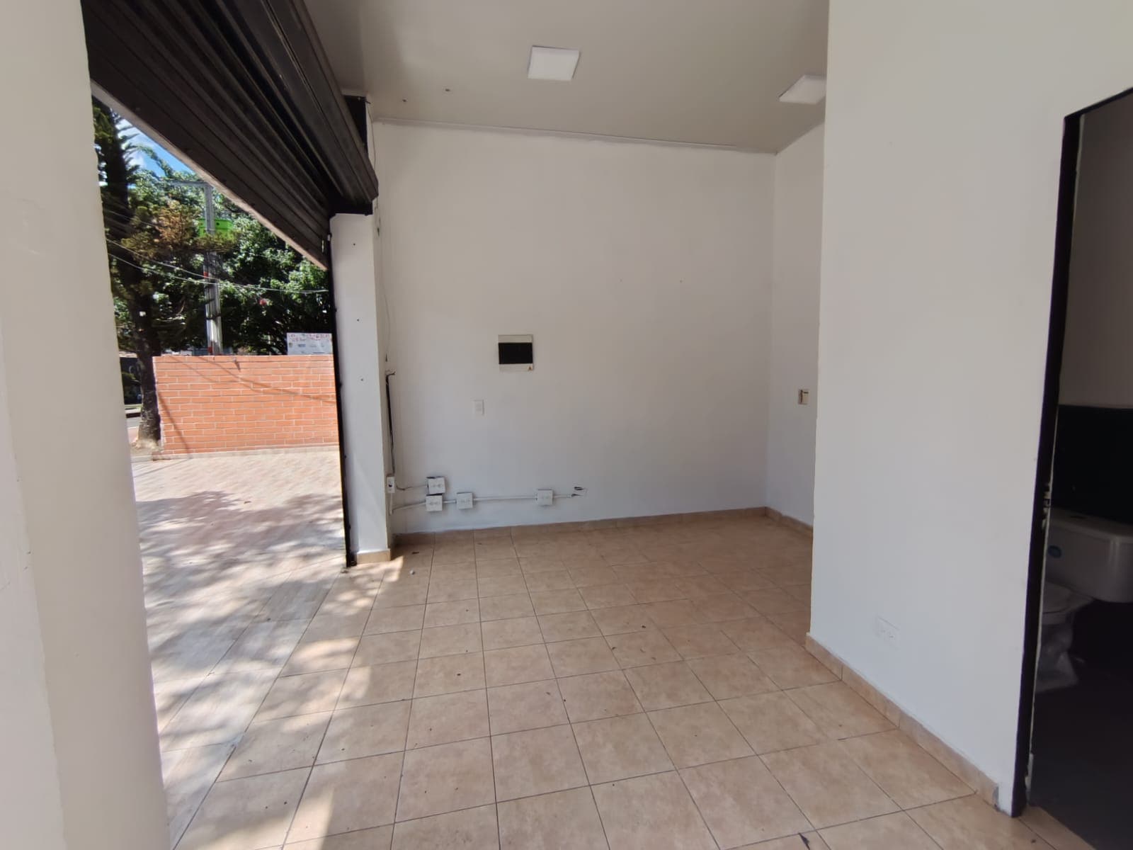Local en arriendo en La Castellana, Laureles, Medellín — foto 4 de 9