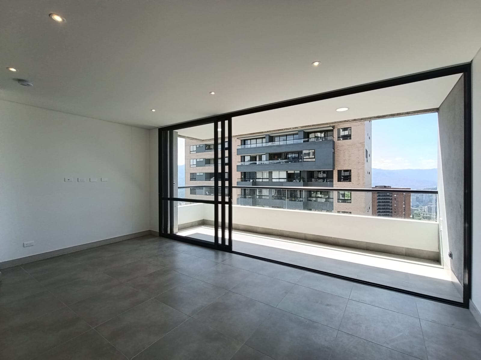 Apartamento en arriendo en Los Balsos, El Poblado, Medellín — foto 2 de 11