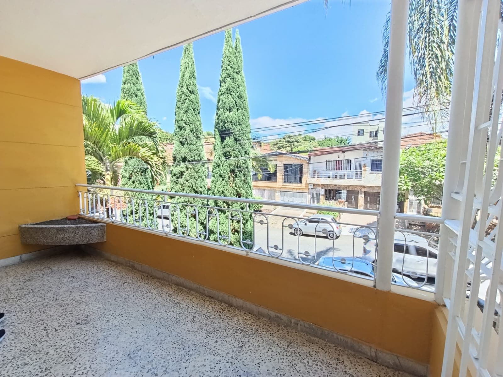 Casa Comercial en arriendo en El Nogal Los Almendros, Belen, Medellín — foto 1 de 20
