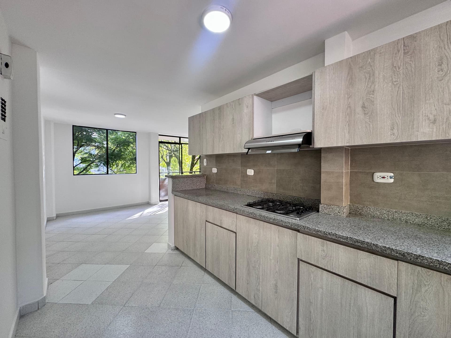 Apartamento en arriendo en Loma Del Indio, El Poblado, Medellín — foto 1 de 18