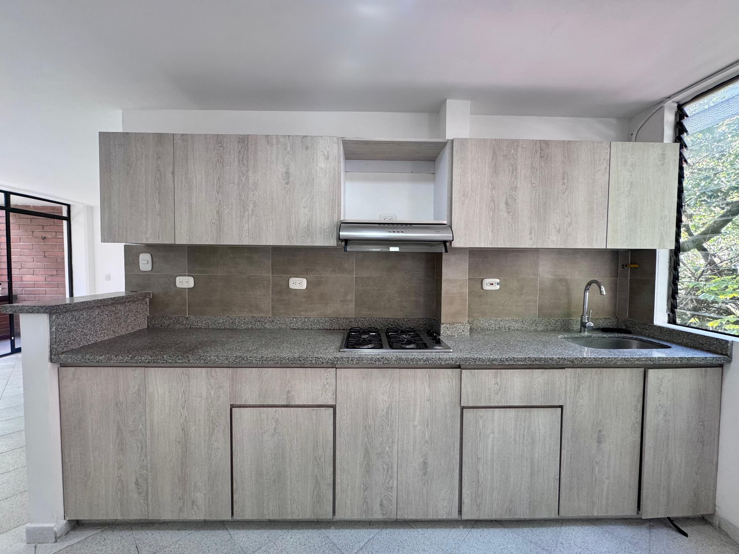 Apartamento en arriendo en Loma Del Indio, El Poblado, Medellín — foto 2 de 18
