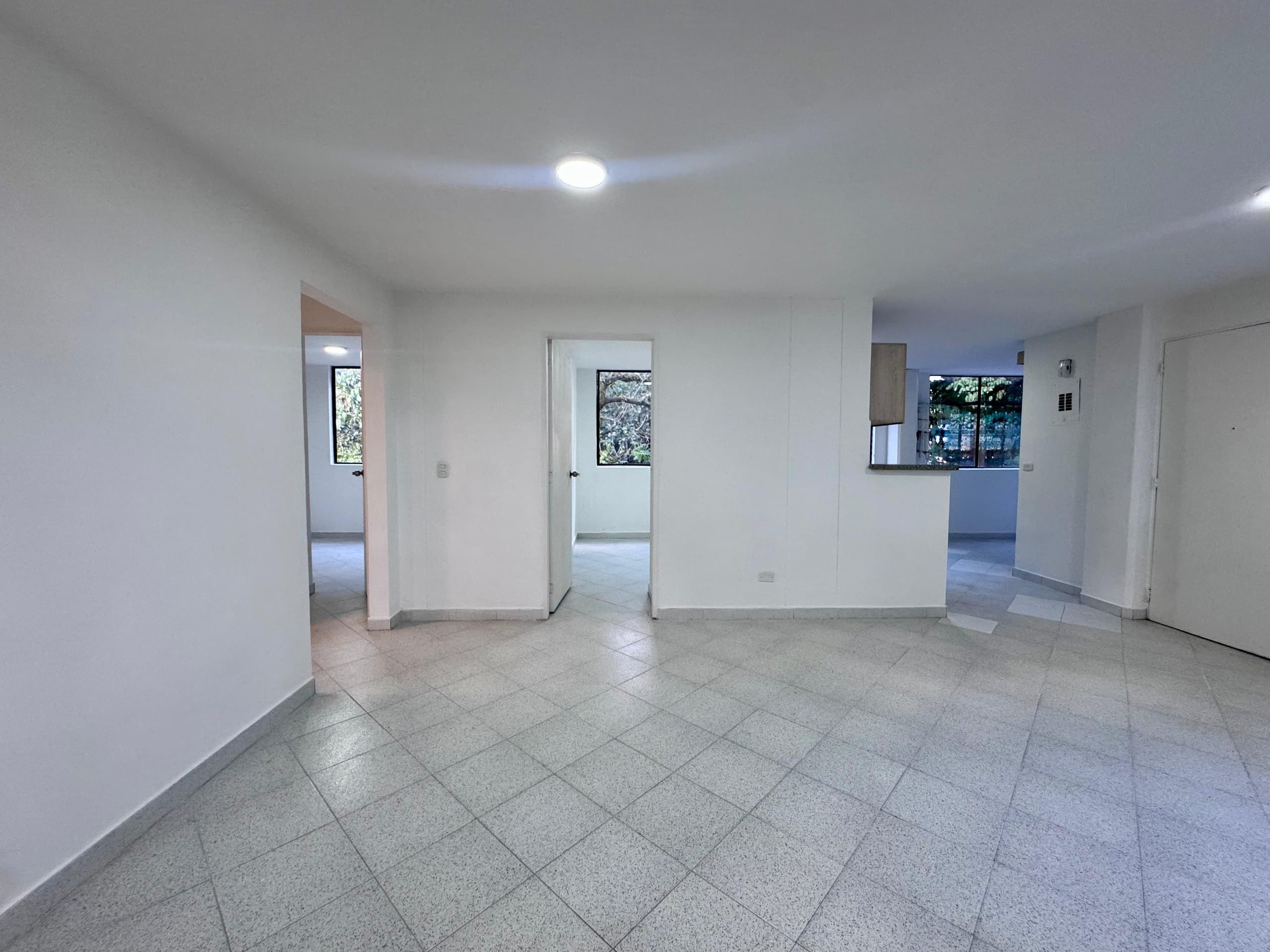 Apartamento en arriendo en Loma Del Indio, El Poblado, Medellín — foto 5 de 18