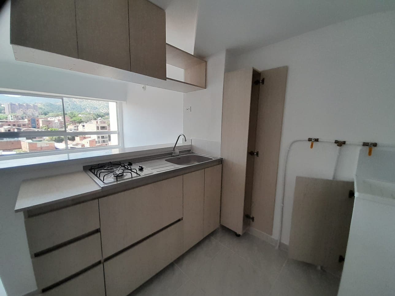 Apartamento en arriendo en Barrio Cristóbal, La America, Medellín — foto 2 de 11