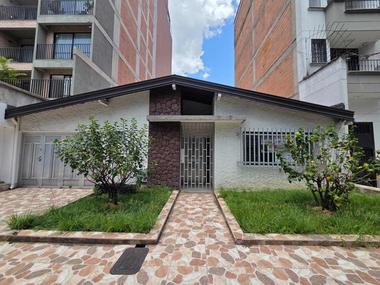 Casa Comercial en arriendo en Alameda, Laureles, Medellín — foto 1 de 20