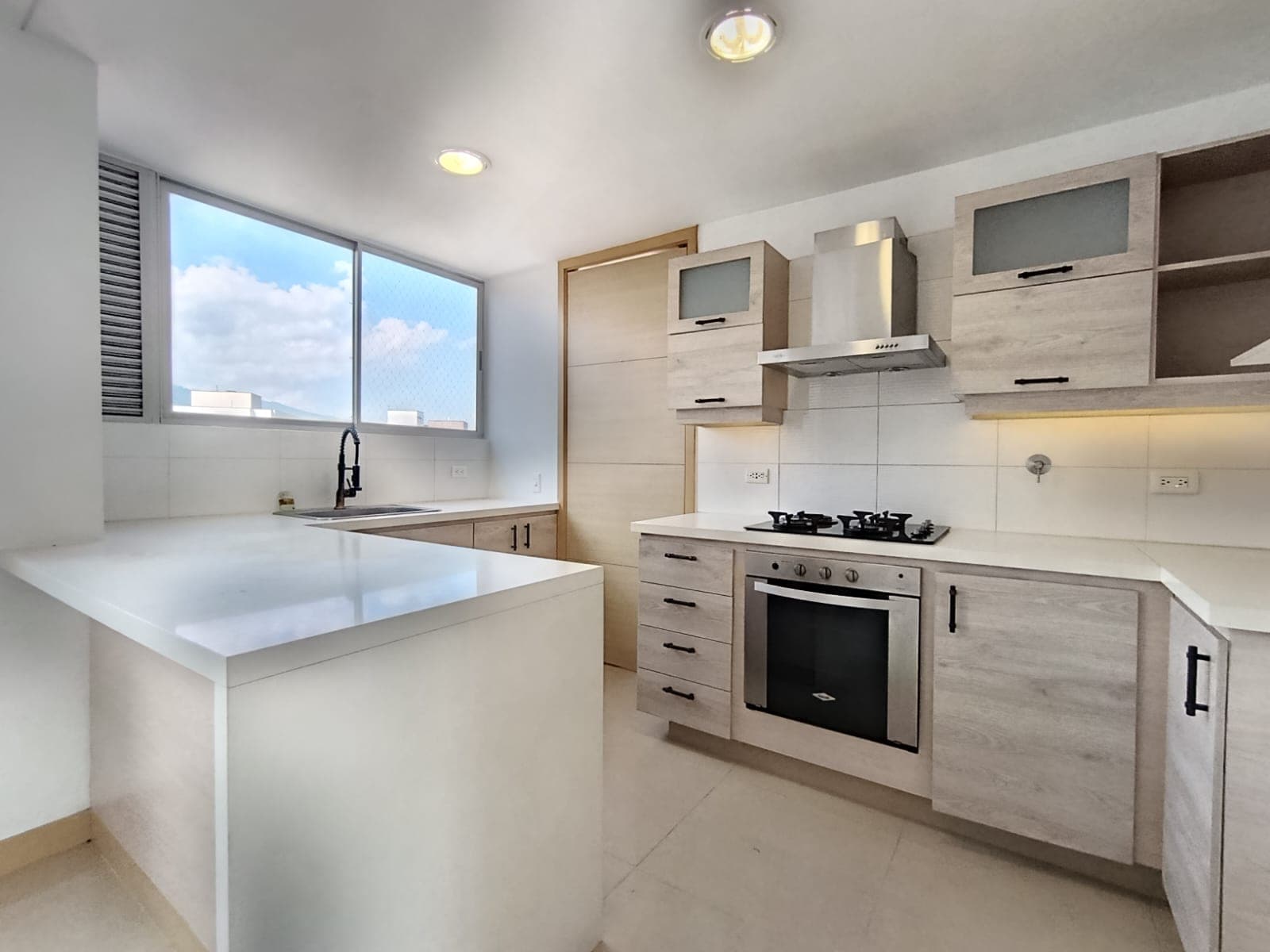 Apartamento en arriendo en Santa María De Los Ángeles, El Poblado, Medellín — foto 2 de 20