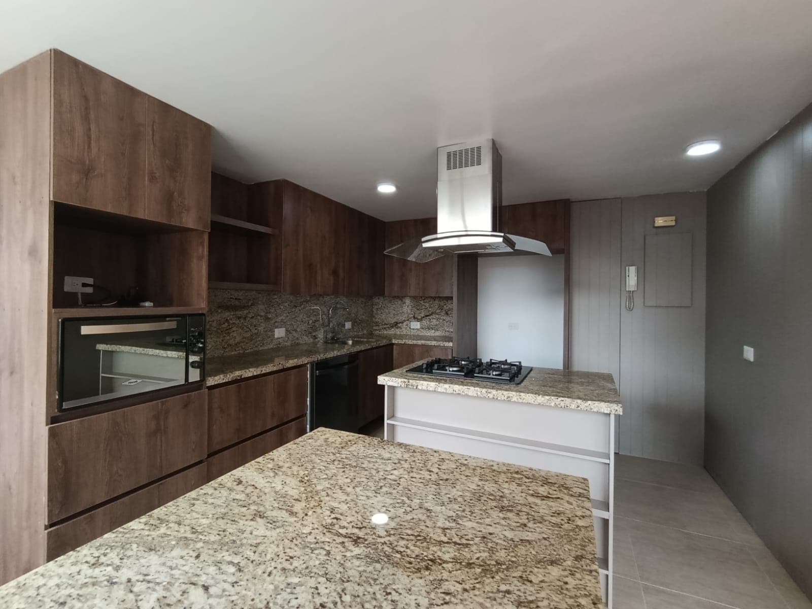 Apartamento en arriendo en El Campestre La Frontera, El Poblado, Medellín — foto 5 de 17