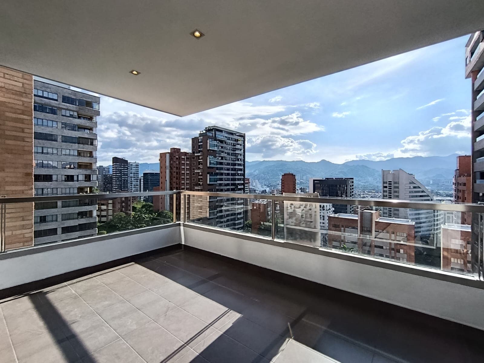 Apartamento en arriendo en Loma De Los Parra, El Poblado, Medellín — foto 1 de 20