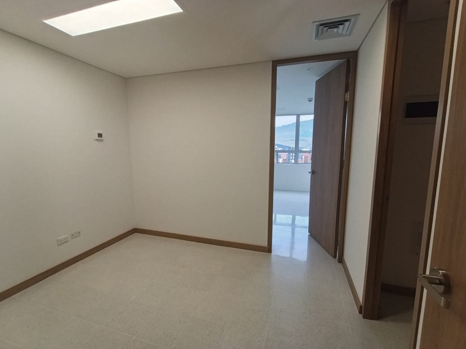 Consultorio en arriendo en Los Pinos, La America, Medellín — foto 1 de 15