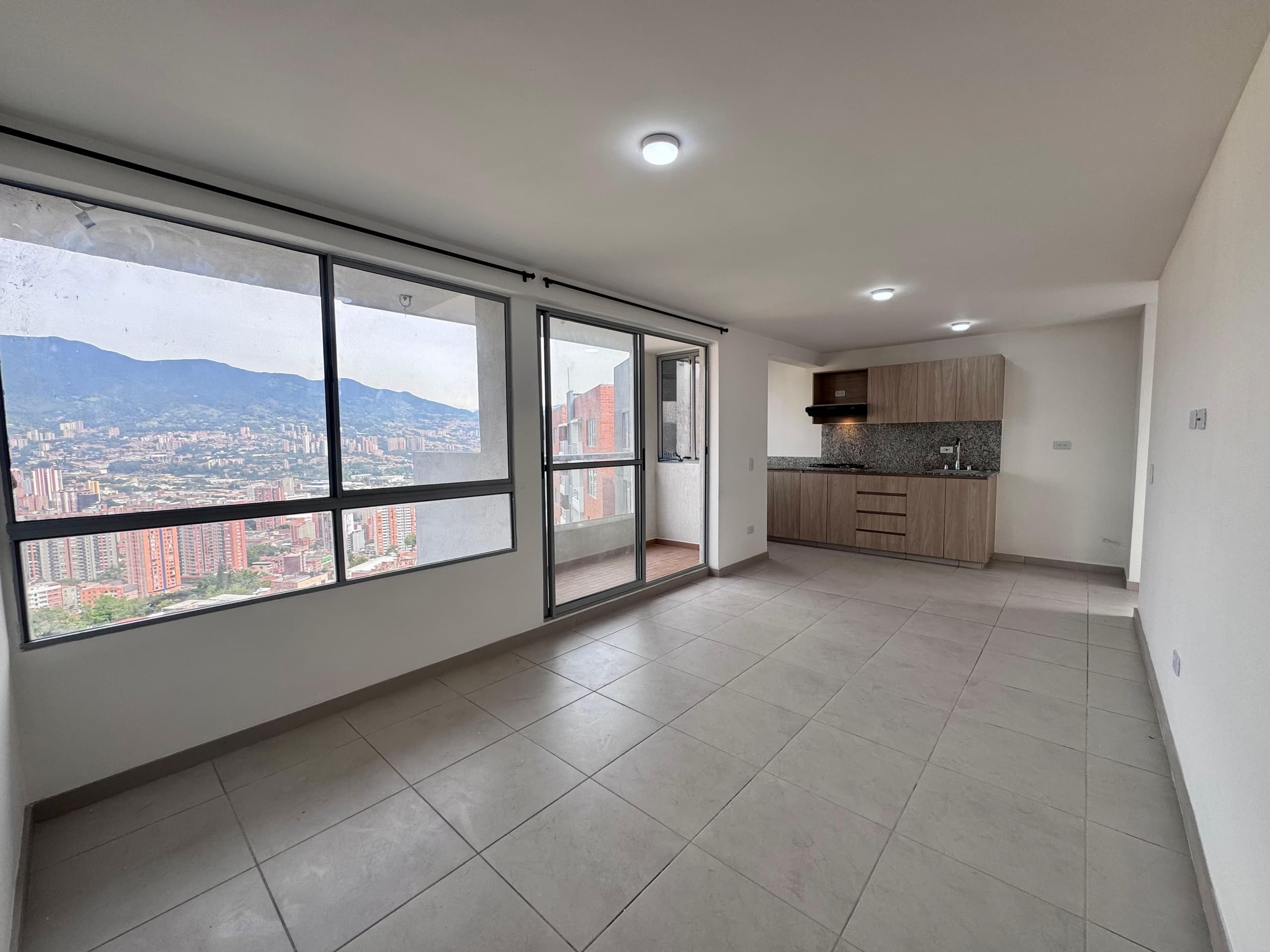 Apartamento en arriendo en La Cuenca, Envigado — foto 1 de 16