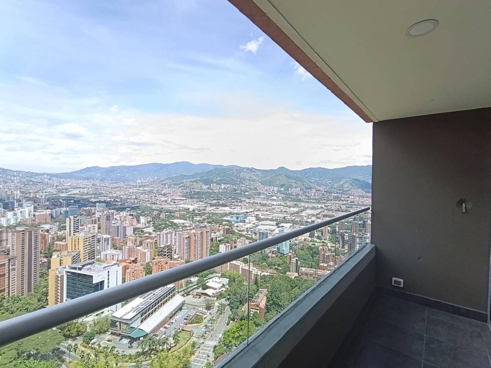 Apartamento en arriendo en La Asomadera, El Poblado, Medellín — foto 1 de 13