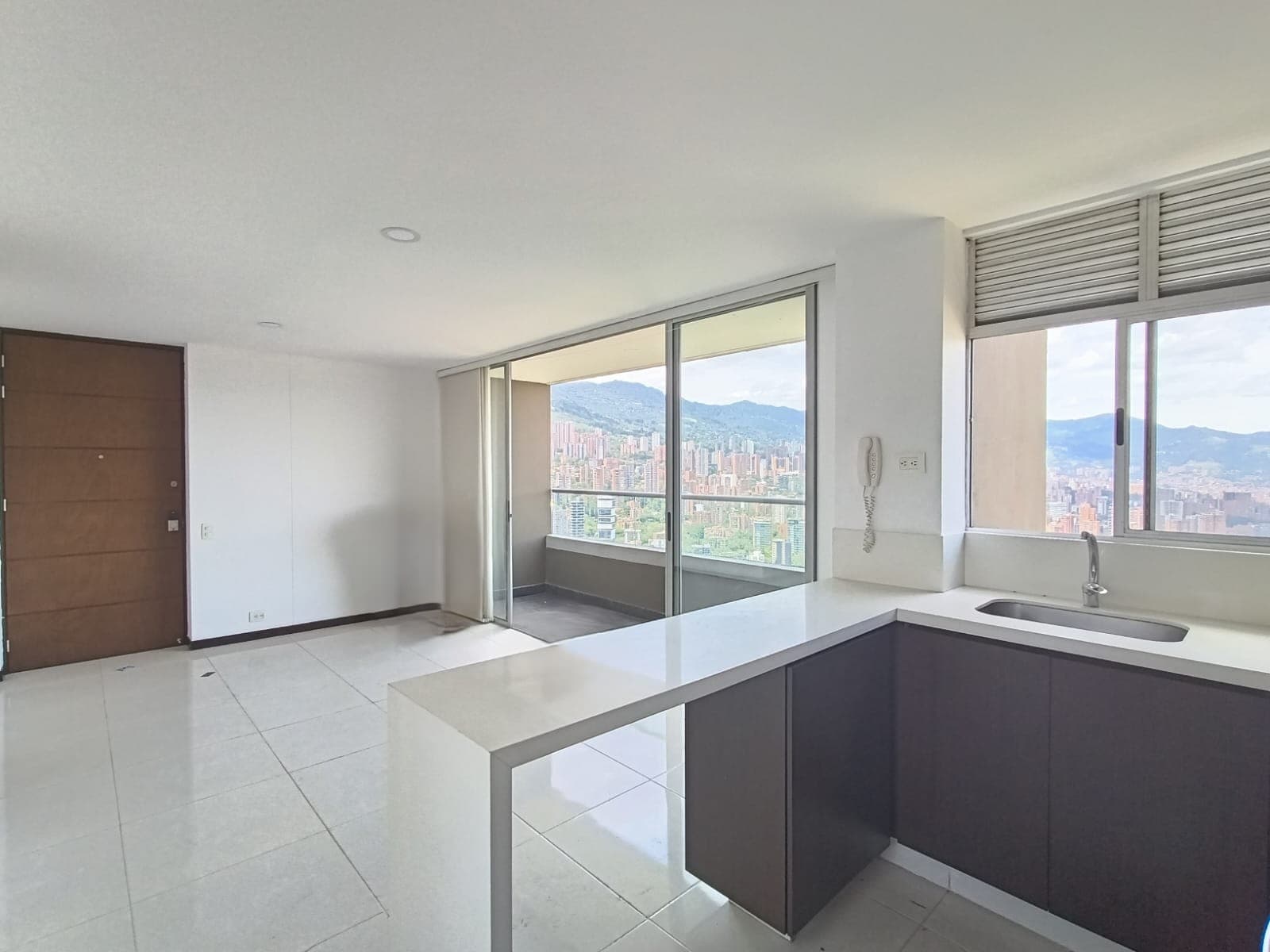 Apartamento en arriendo en La Asomadera, El Poblado, Medellín — foto 3 de 13