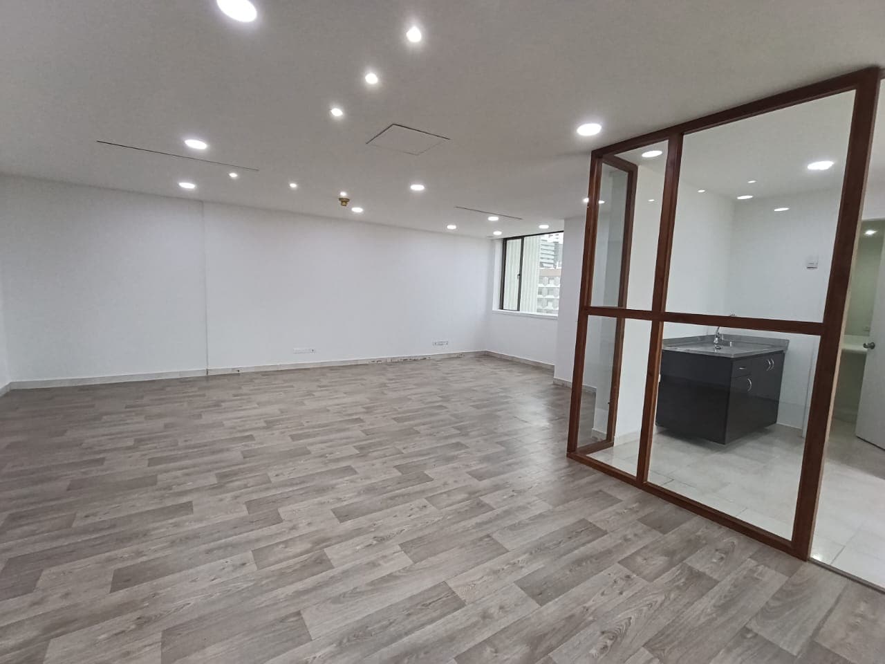 Oficina en arriendo en Milla De Oro, El Poblado, Medellín — foto 2 de 14