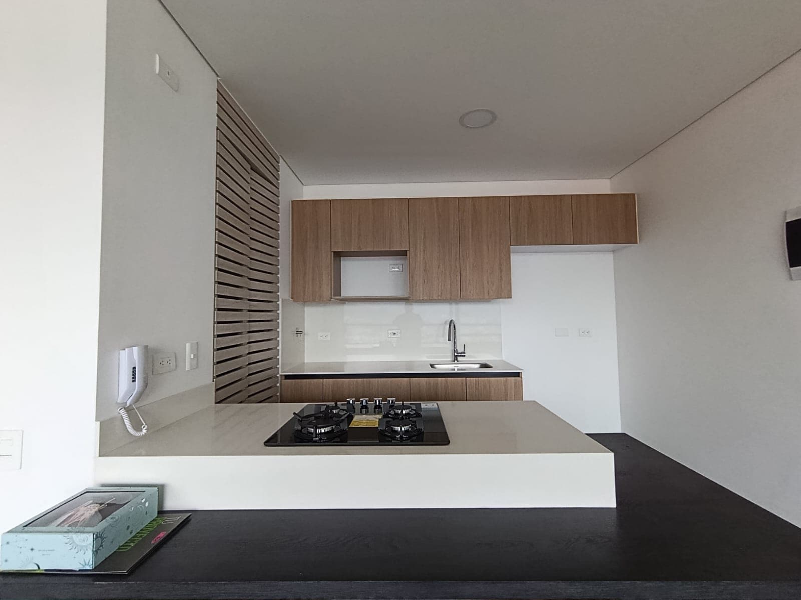 Apartaestudio en arriendo en Los Balsos, El Poblado, Medellín — foto 2 de 14