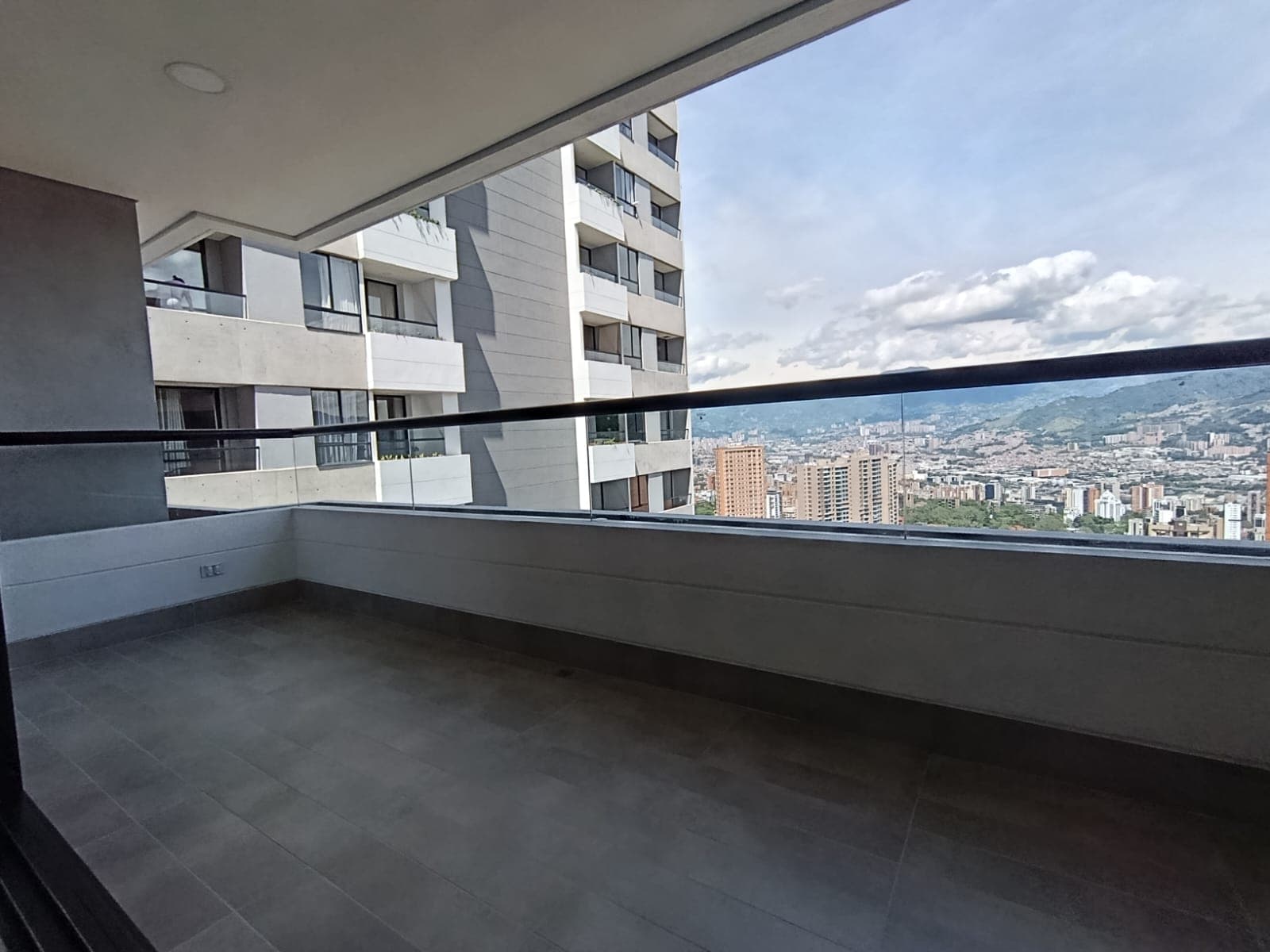 Apartaestudio en arriendo en Los Balsos, El Poblado, Medellín — foto 1 de 13