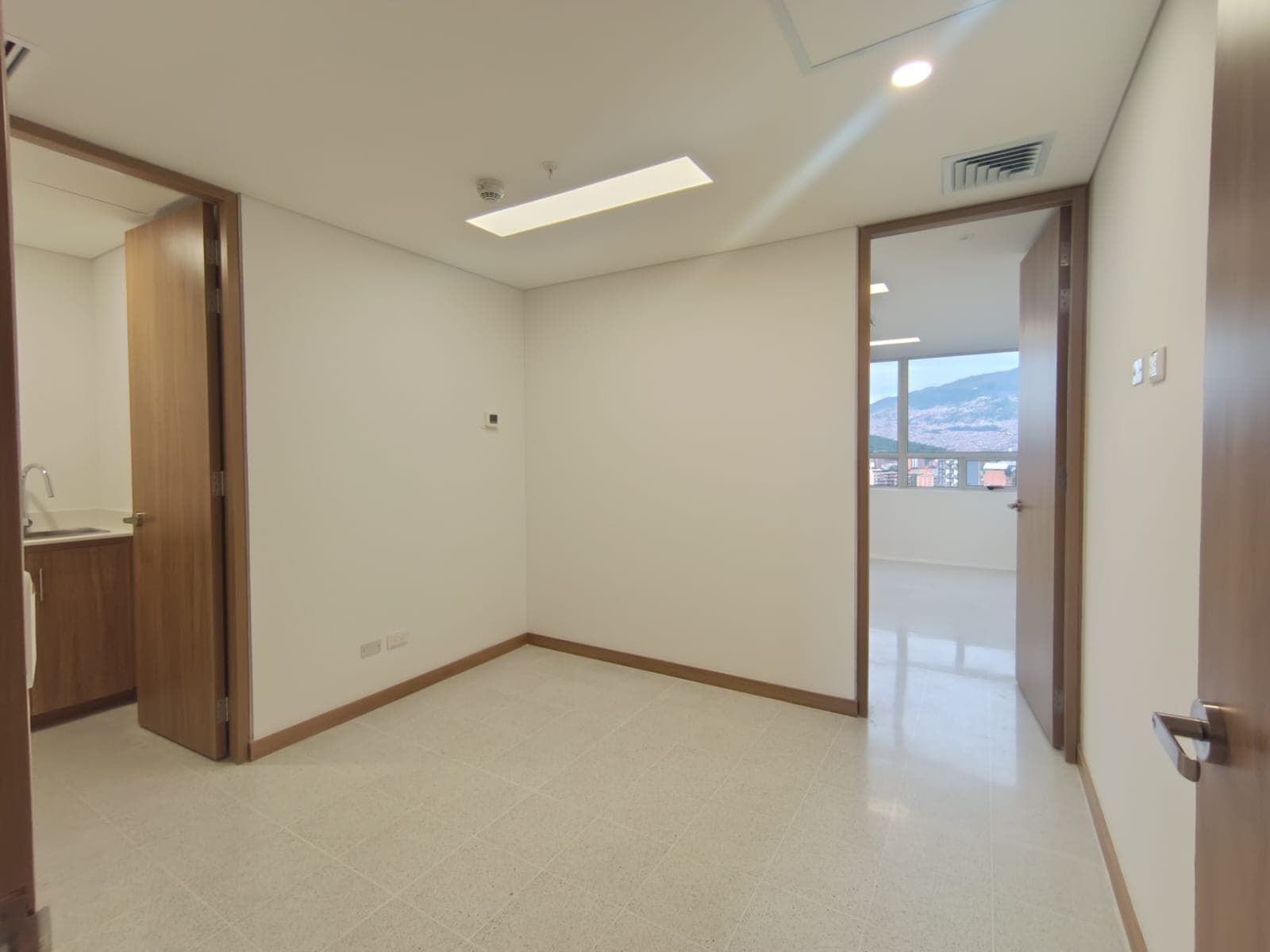 Consultorio en arriendo en Los Pinos, La America, Medellín — foto 1 de 10