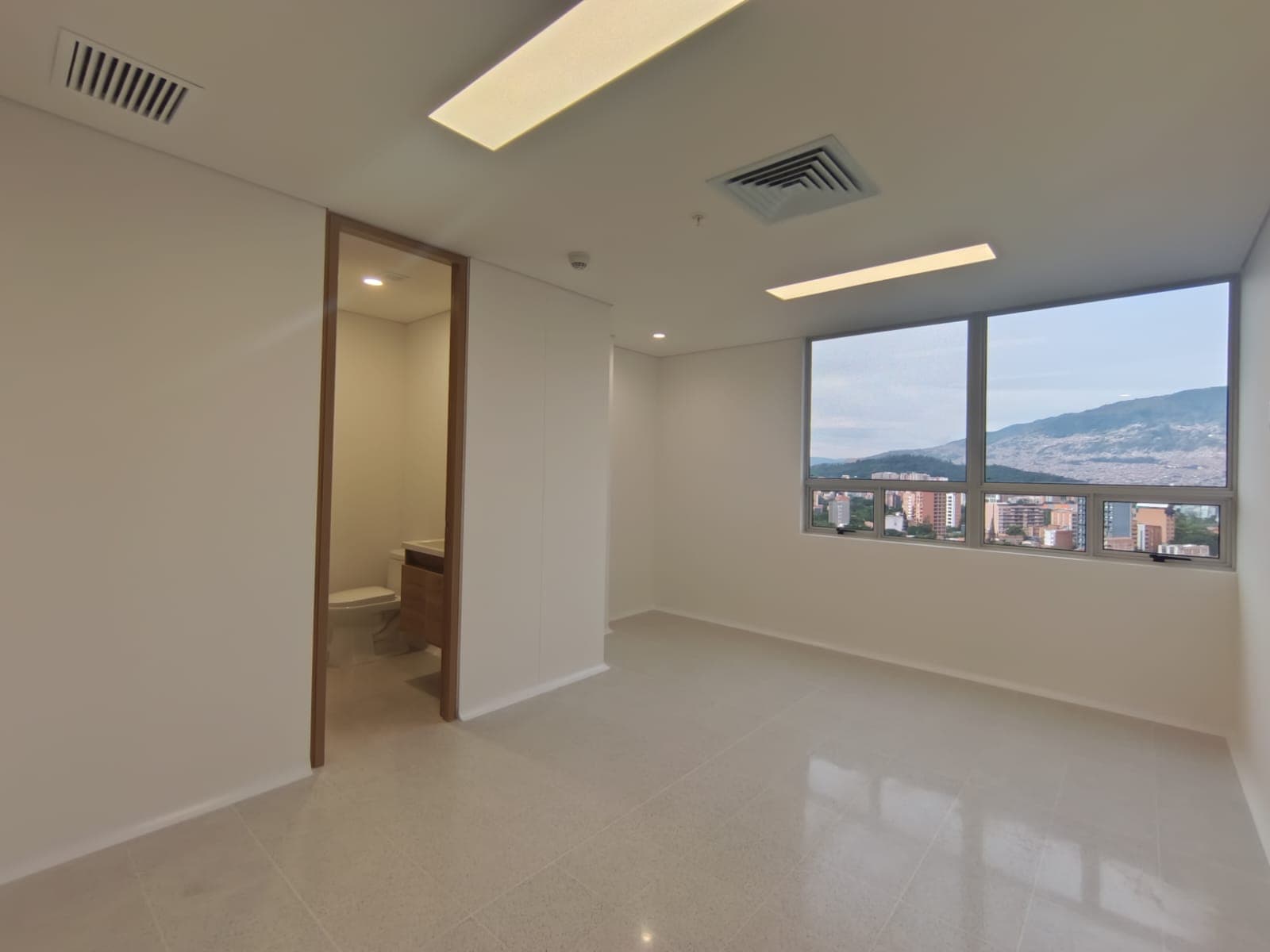 Consultorio en arriendo en Los Pinos, La America, Medellín — foto 4 de 10