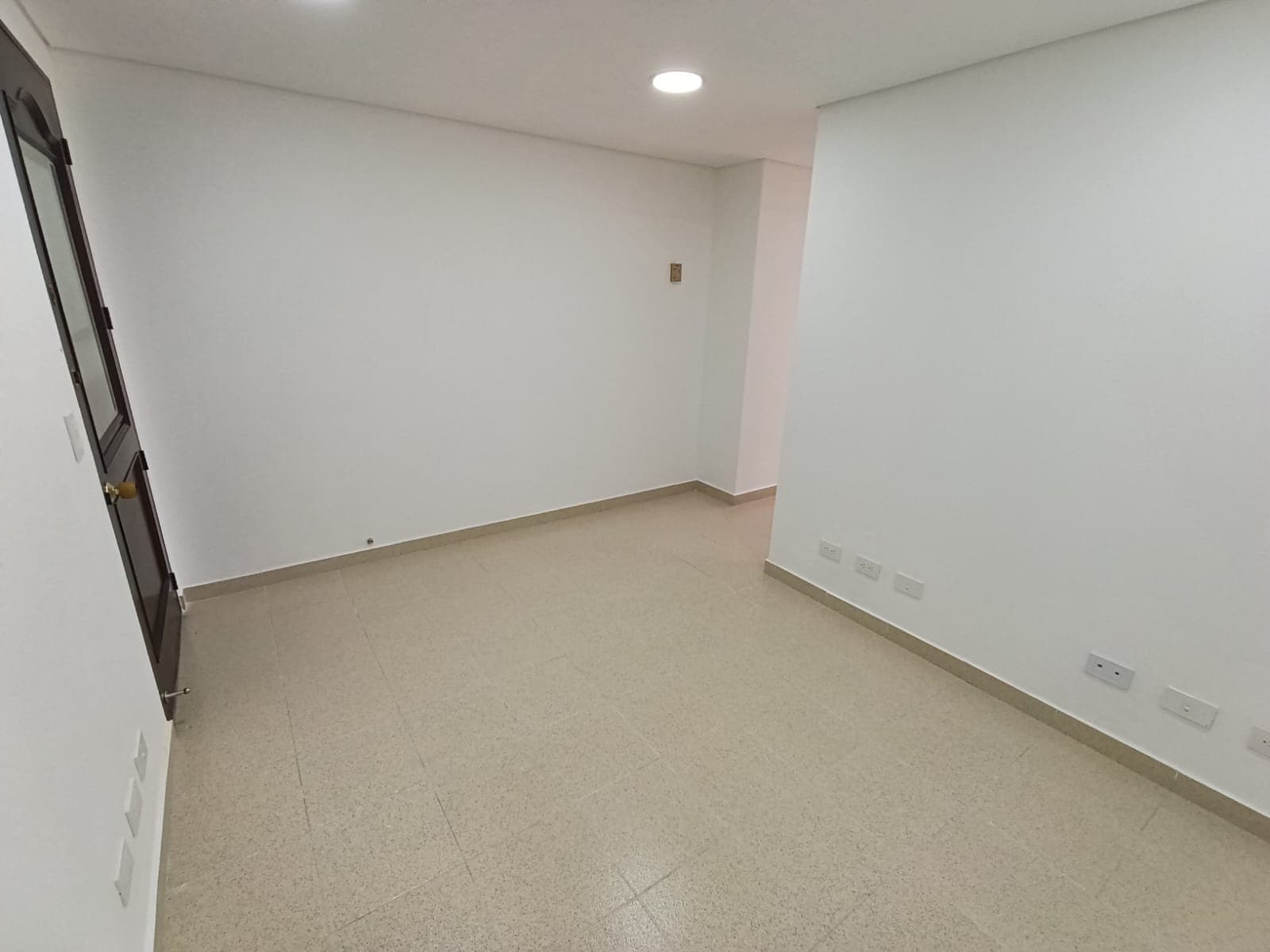 Oficina en arriendo en Patio Bonito, El Poblado, Medellín — foto 3 de 11
